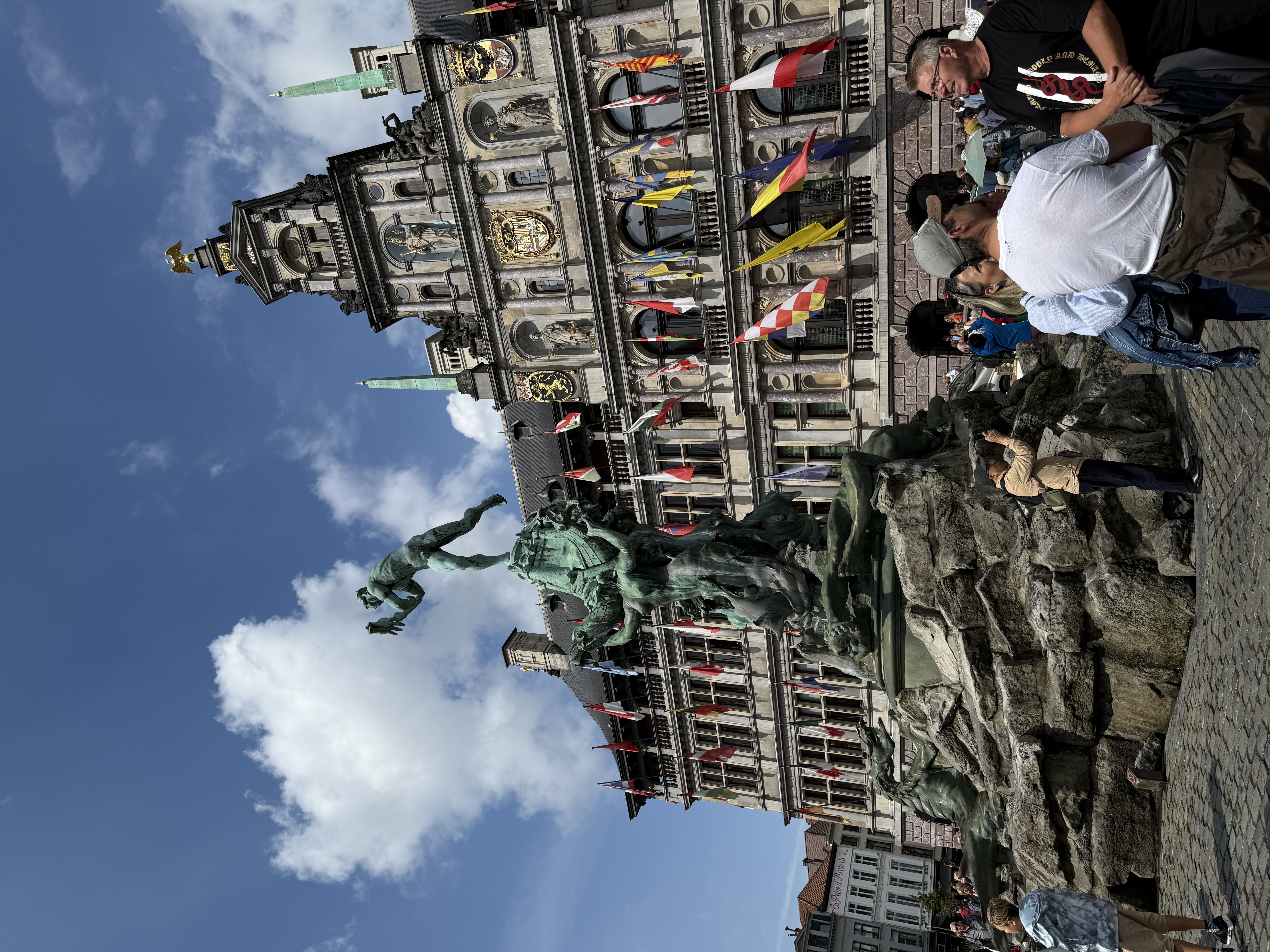 大广场上的布拉博喷泉与市政厅