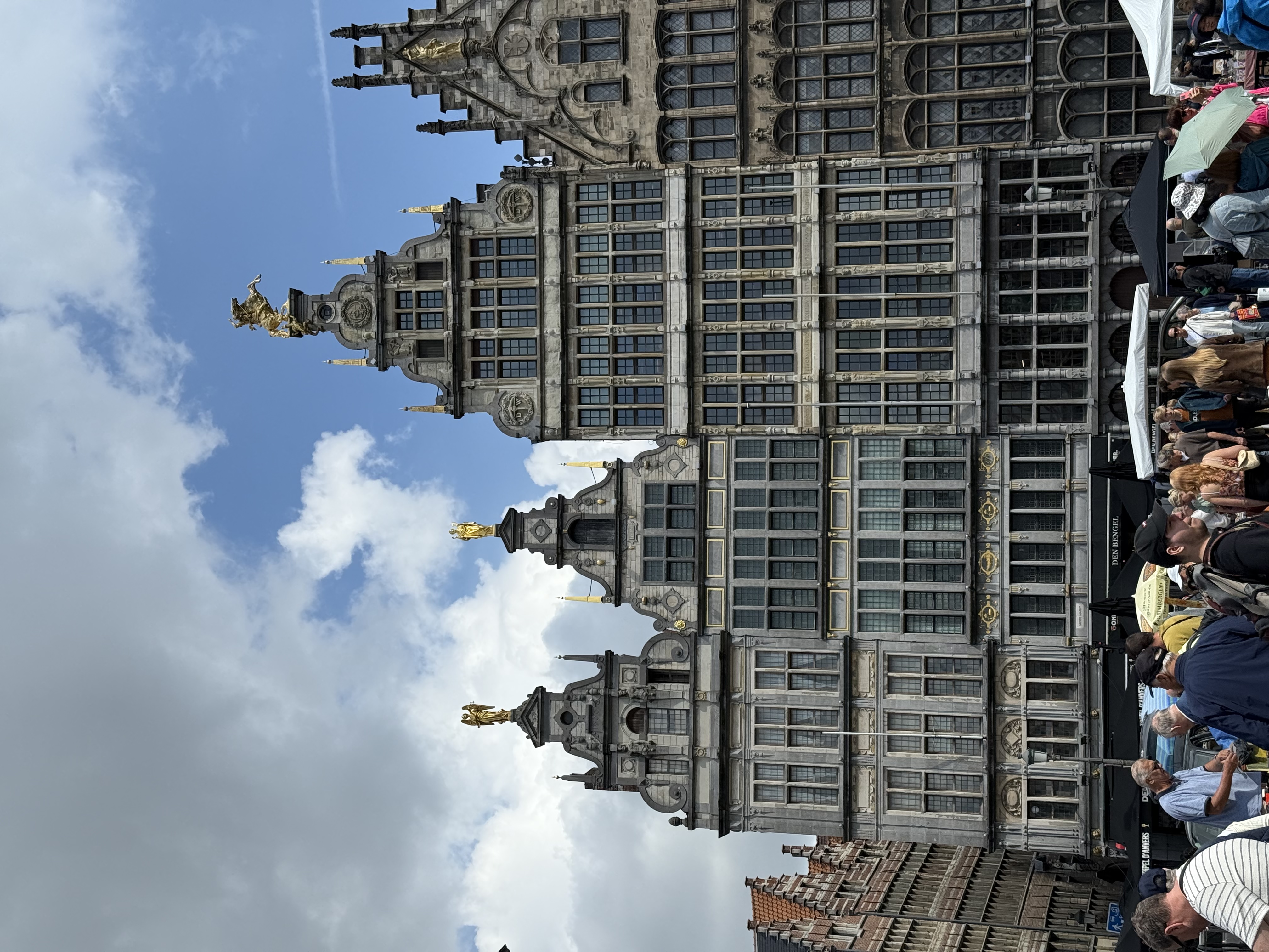 市政厅立面的文艺复兴细节