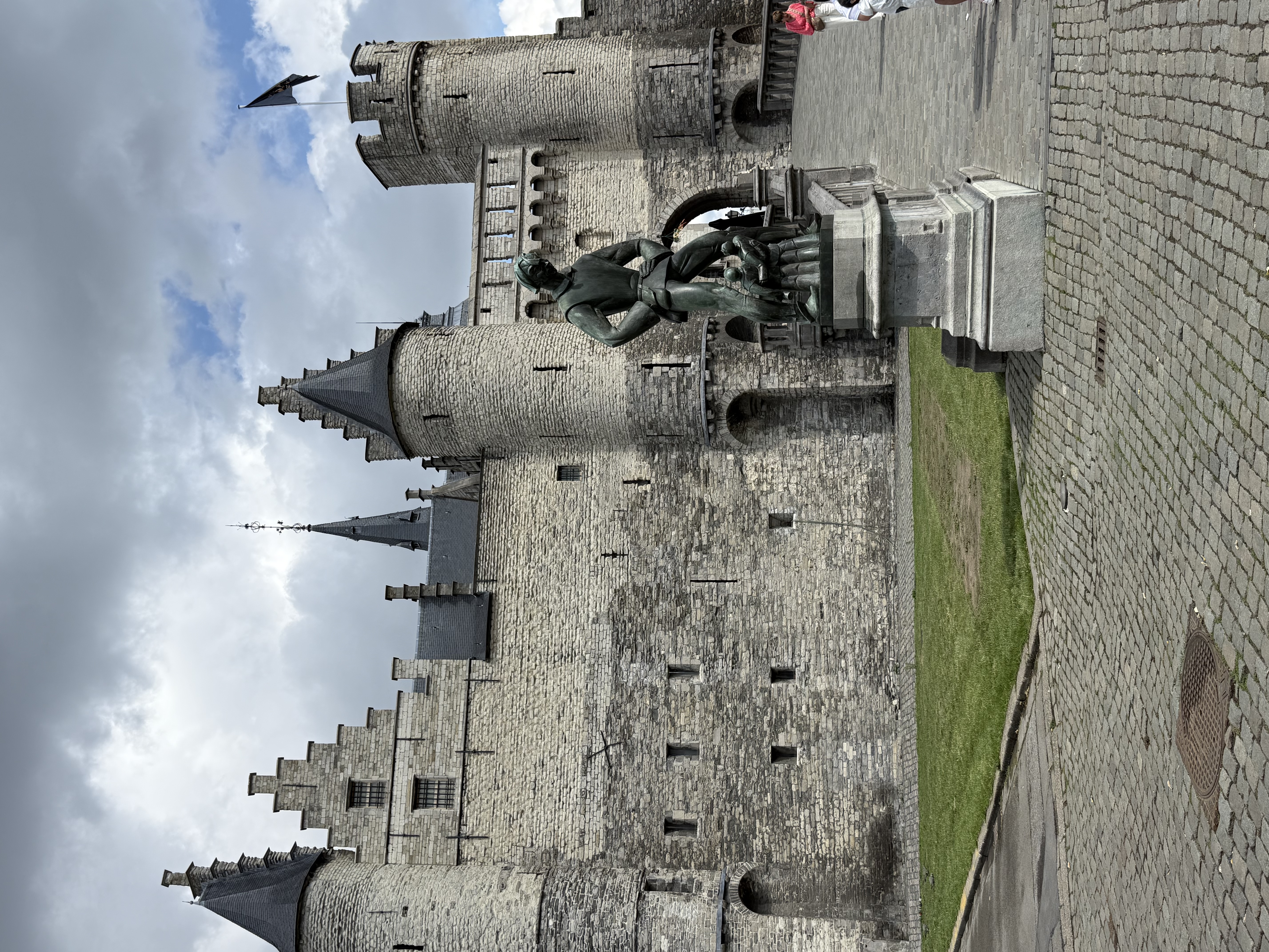 Het Steen 城堡与巨人铜像