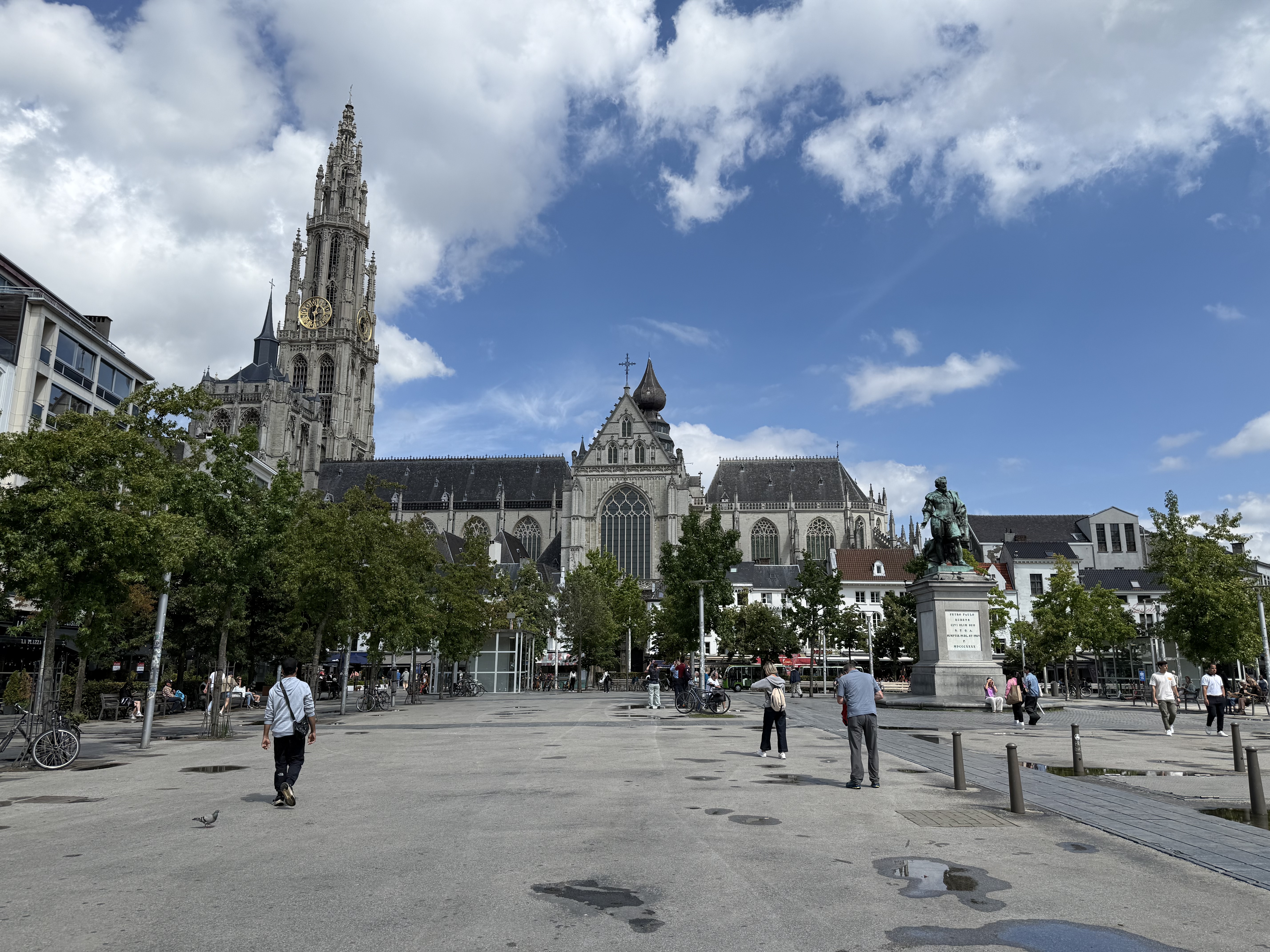 绿色广场上的鲁本斯铜像与圣母主教座堂