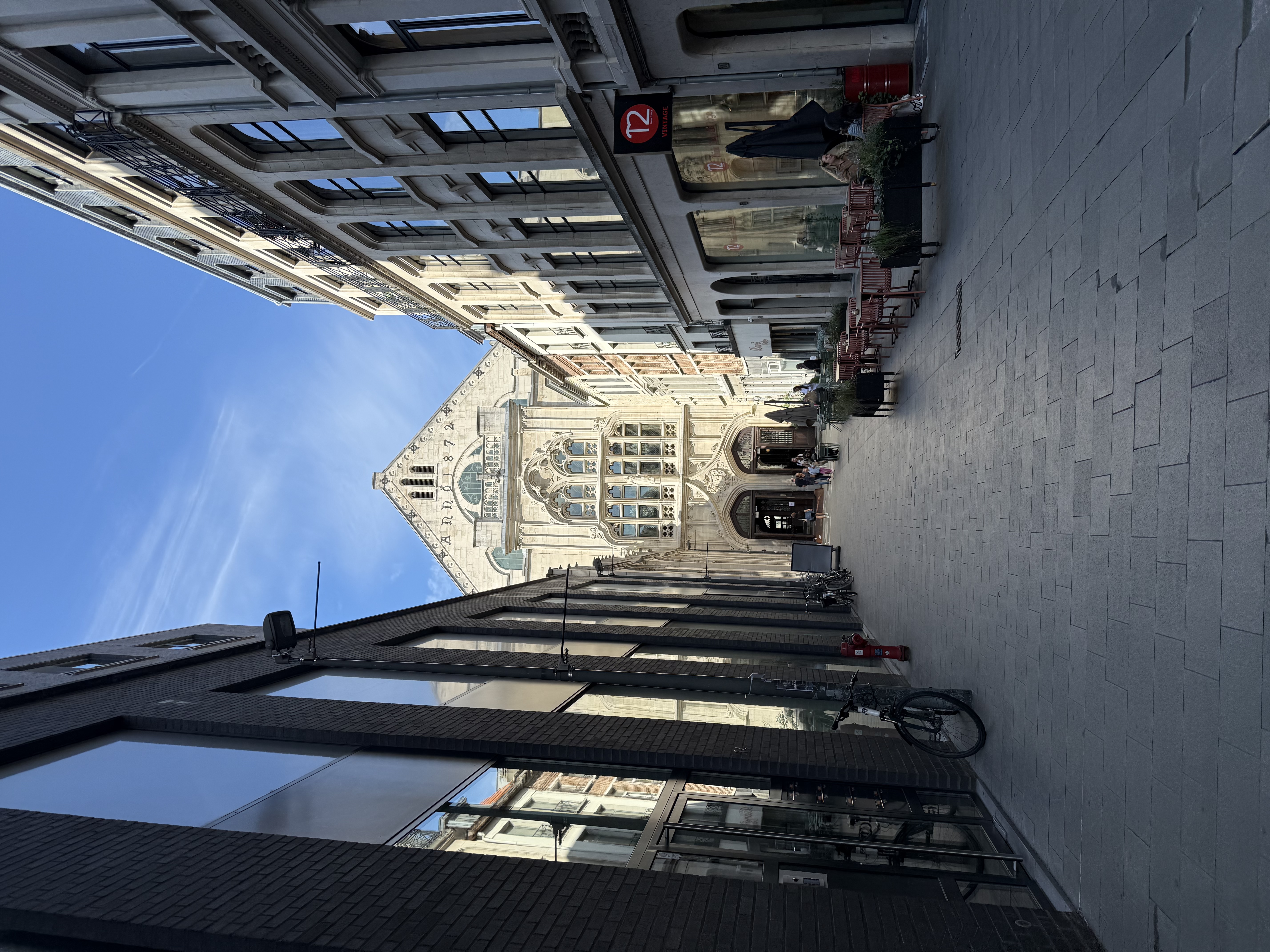 窄巷中望见的教堂塔楼