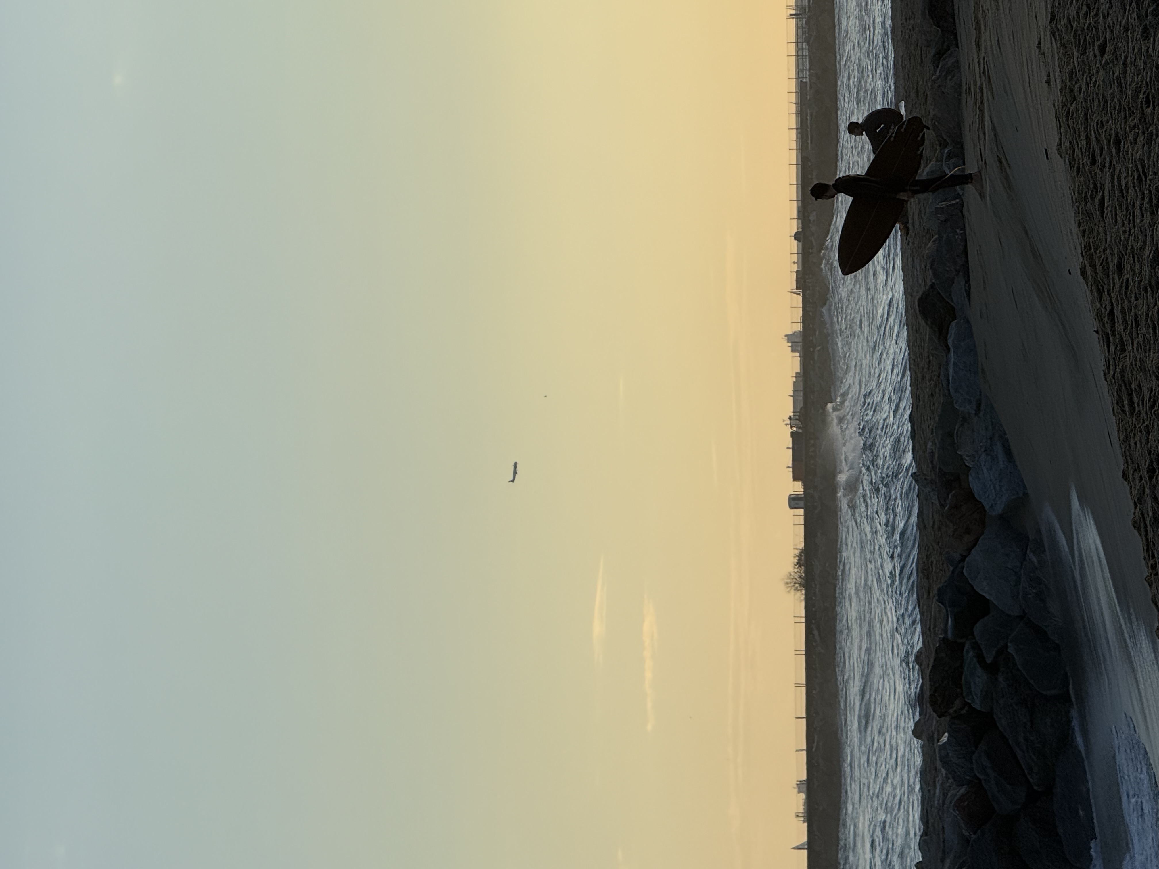 黄昏时分的冲浪者