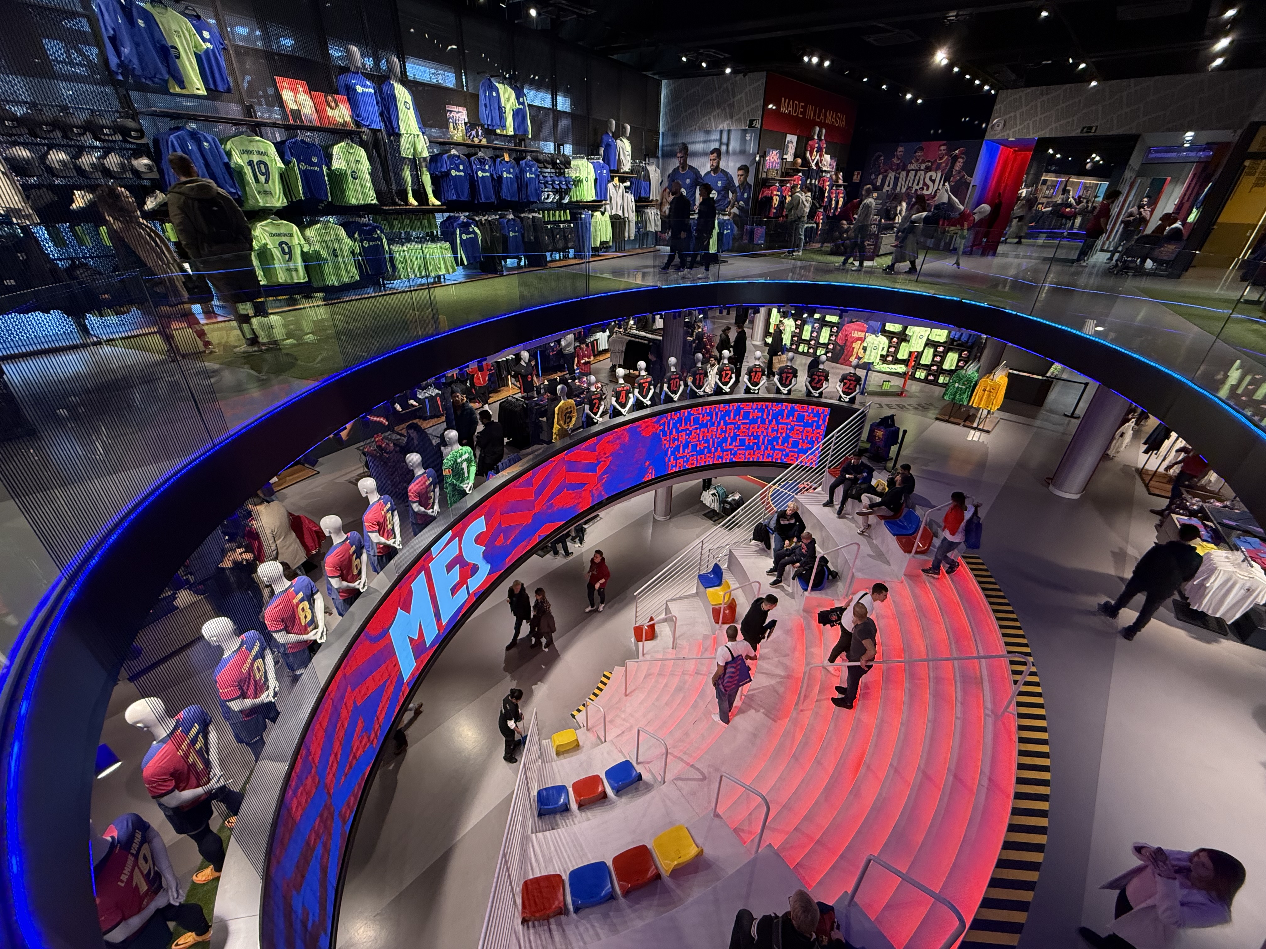 巴萨旗舰店内部