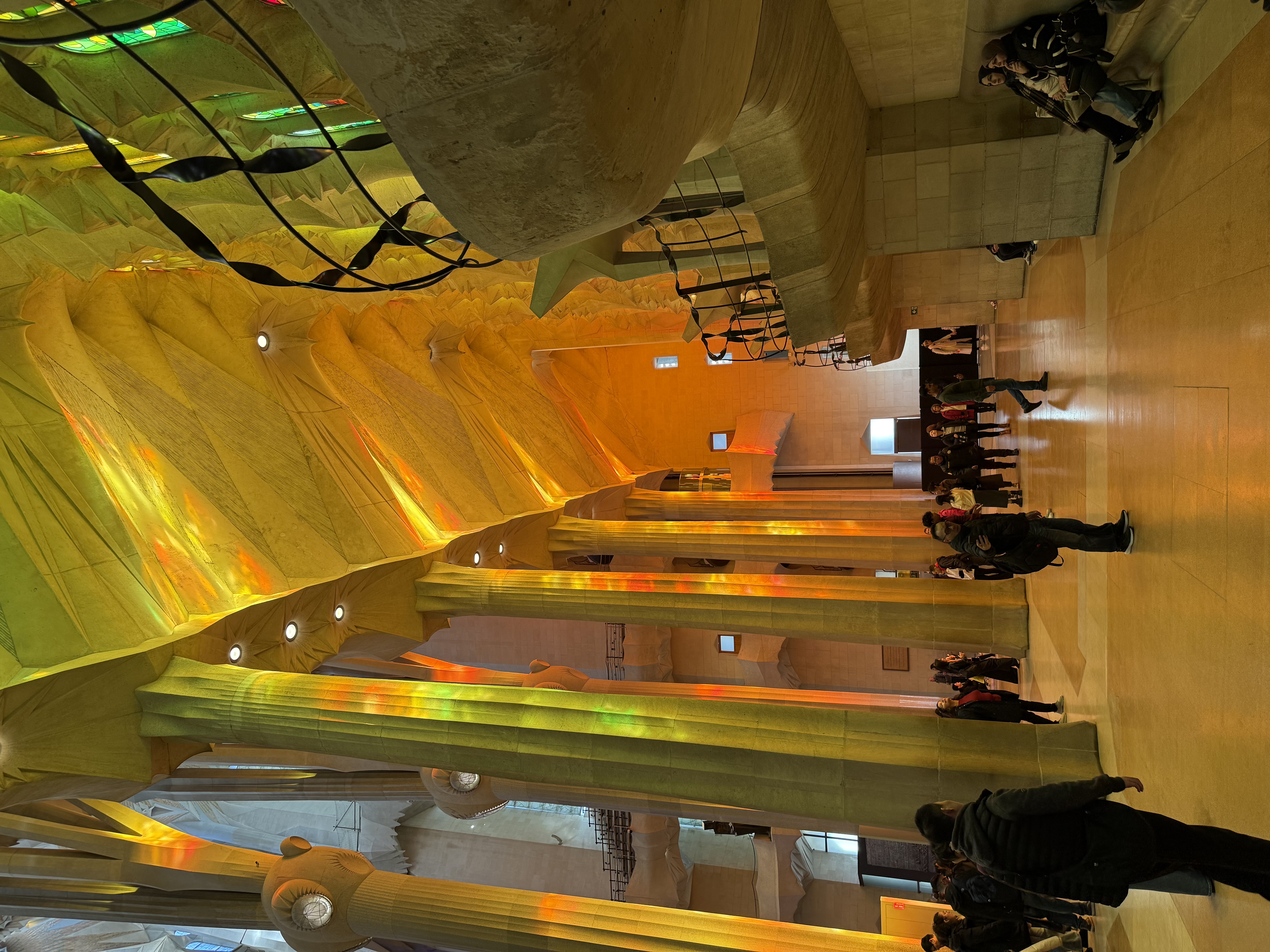 金色光线中的中殿