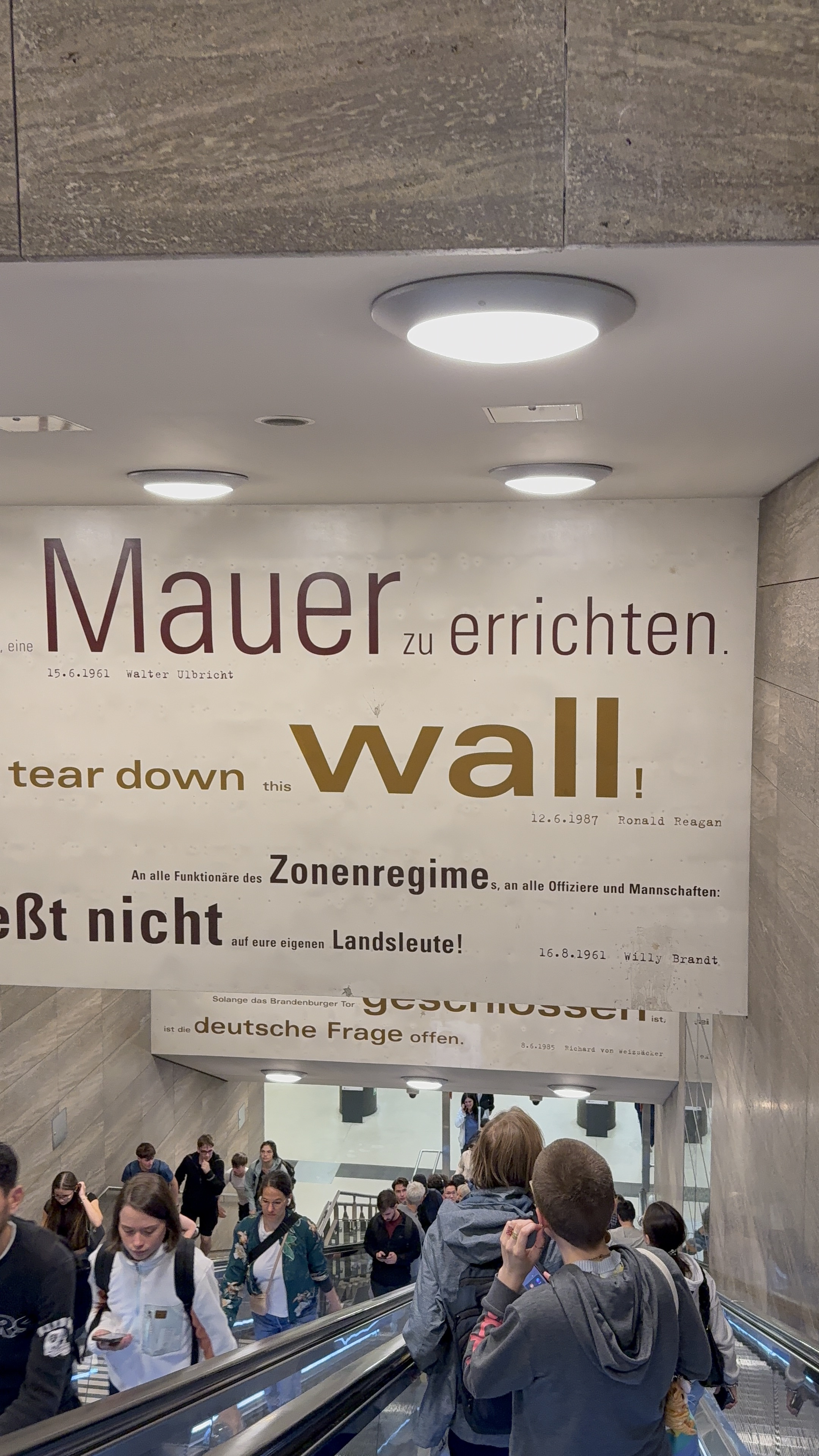 勃兰登堡门地铁站墙上的引文