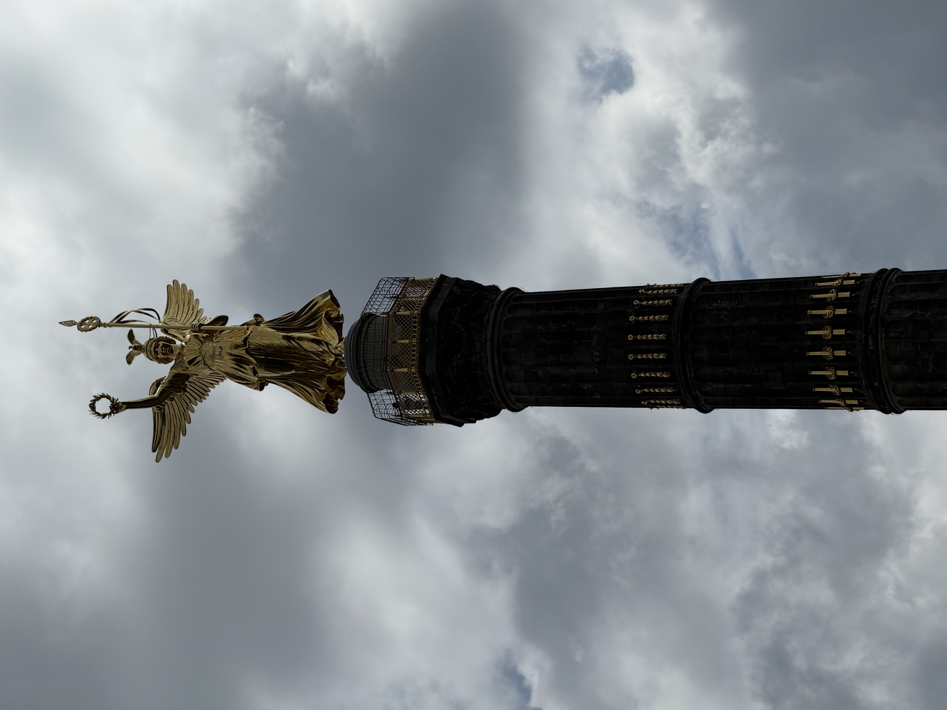 胜利纪念柱顶部的金色维多利亚