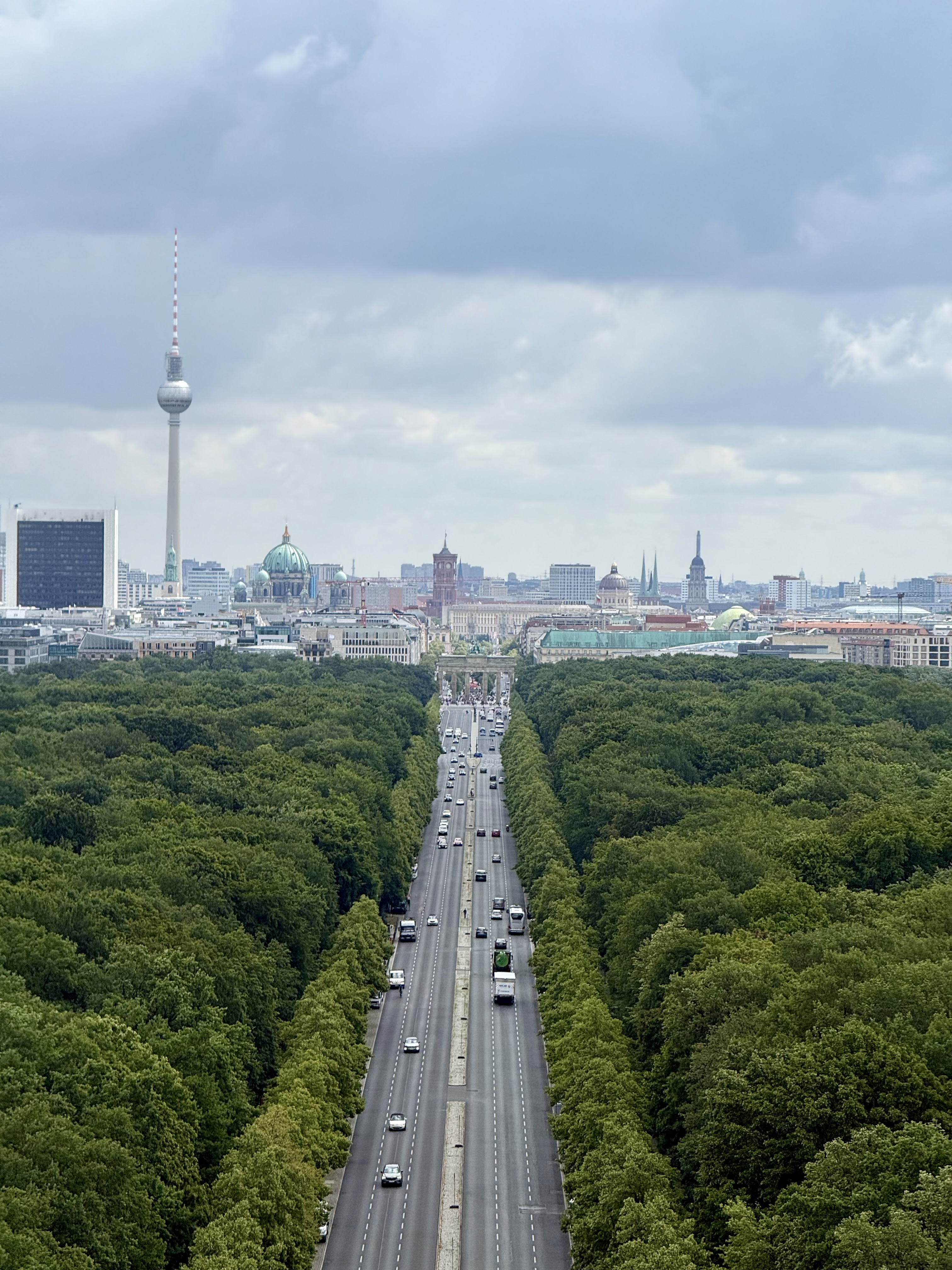 从胜利纪念柱俯瞰六月十七日大街与蒂尔加滕