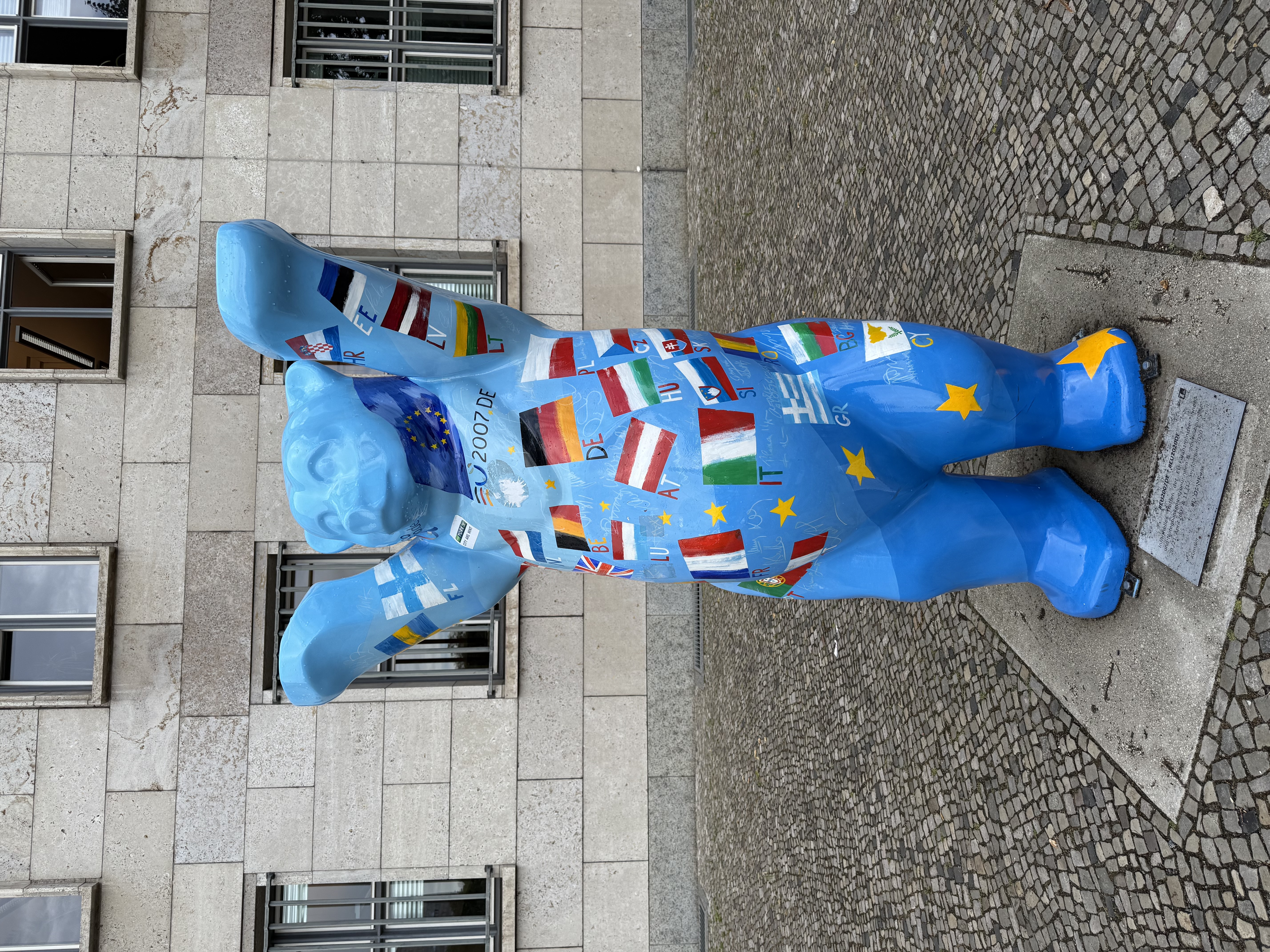 蓝色柏林熊与欧盟旗帜