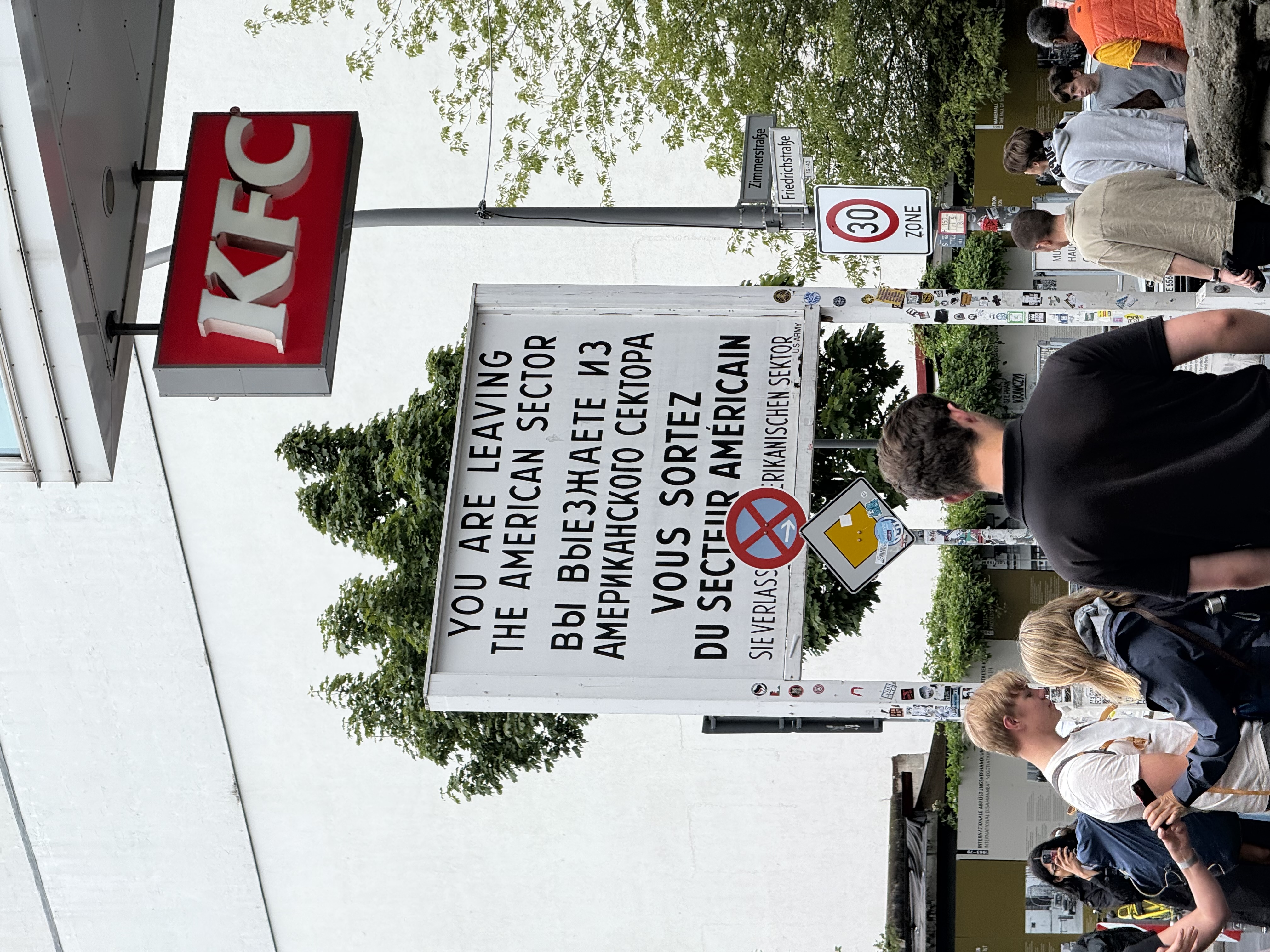 四语告示牌与肯德基