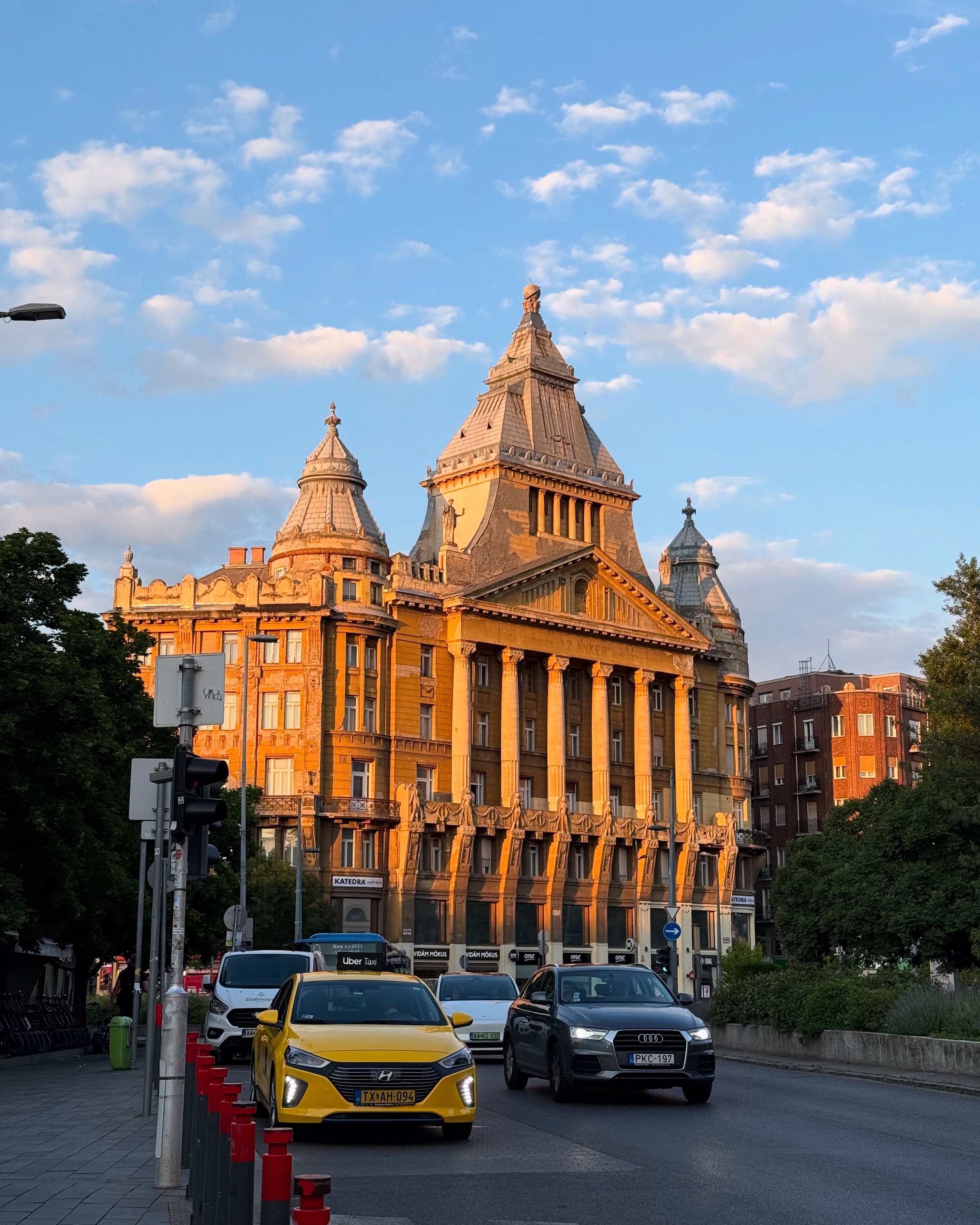 傍晚金色光线中的佩斯建筑