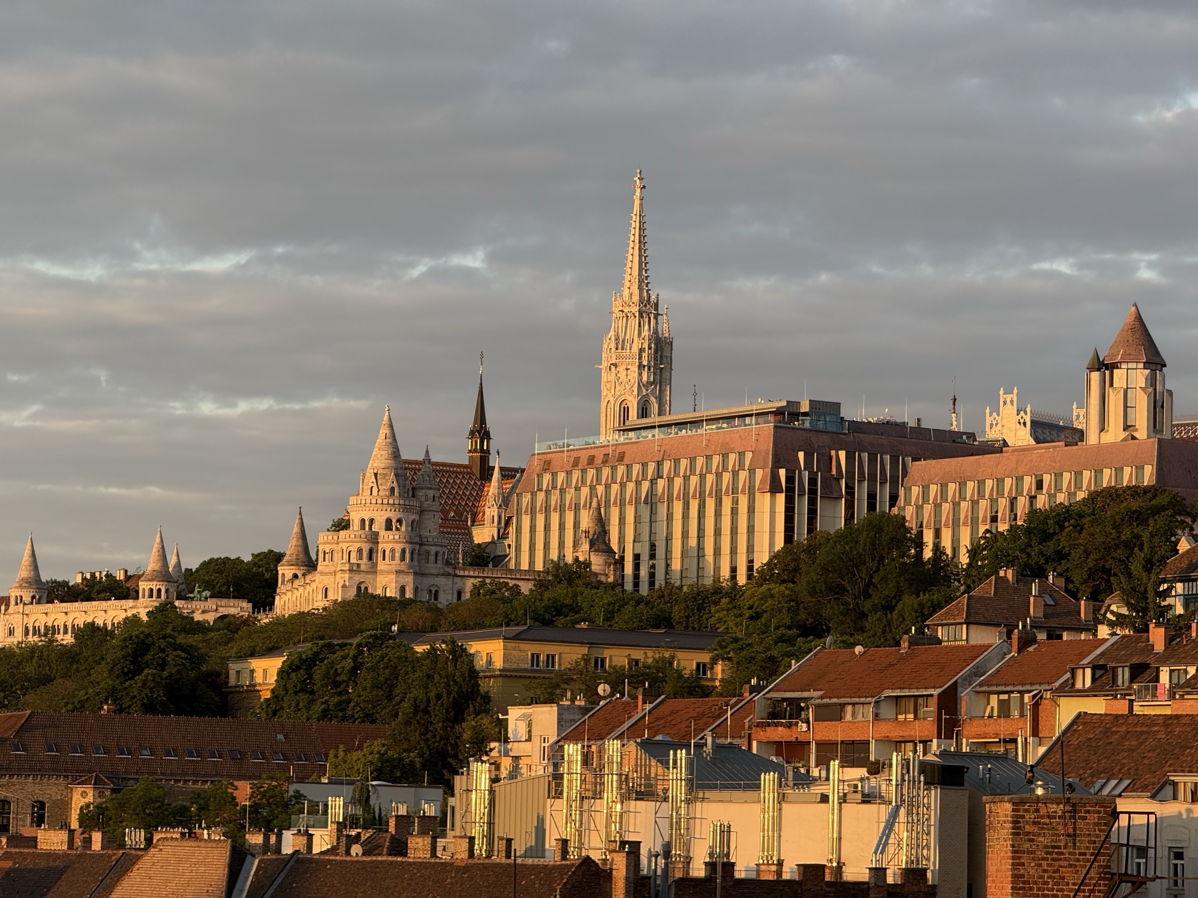 晨光中的城堡山