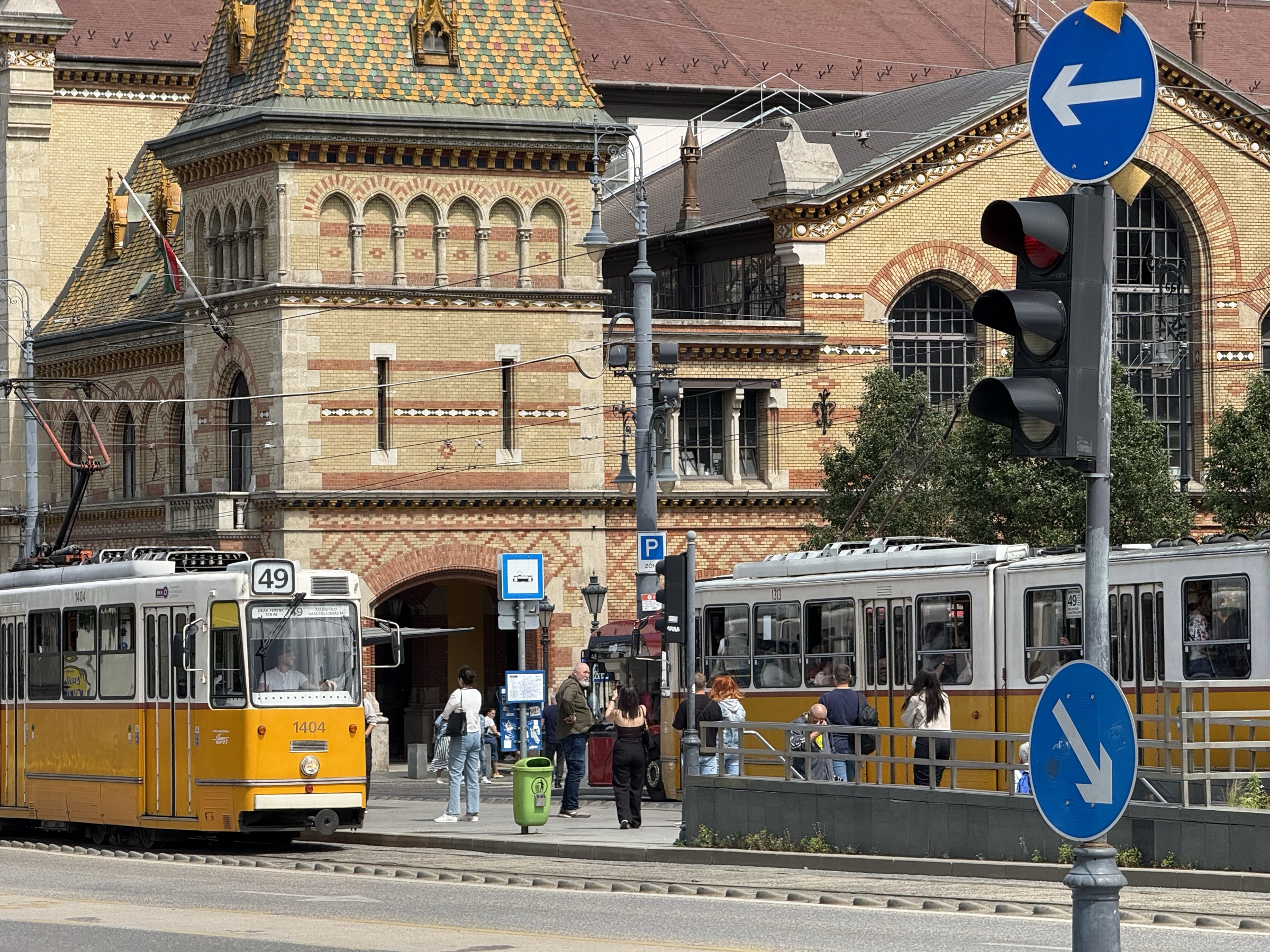 49 路有轨电车停在中央大市场前