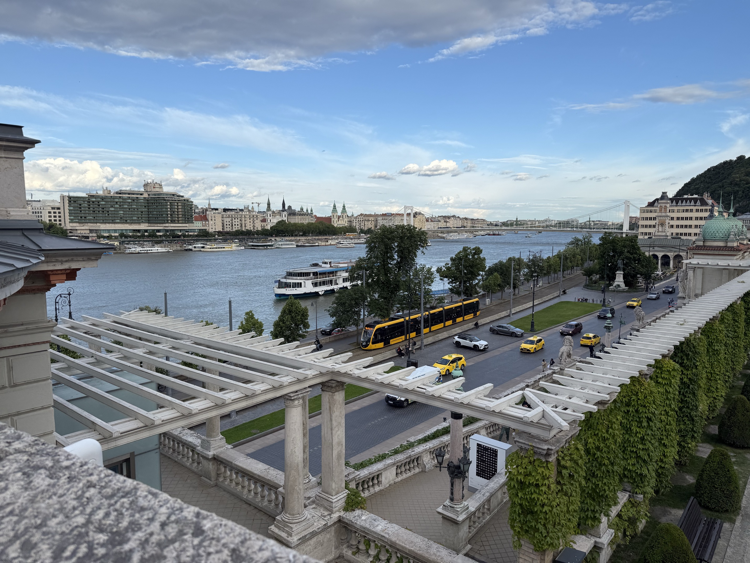 从布达一侧俯瞰多瑙河与佩斯
