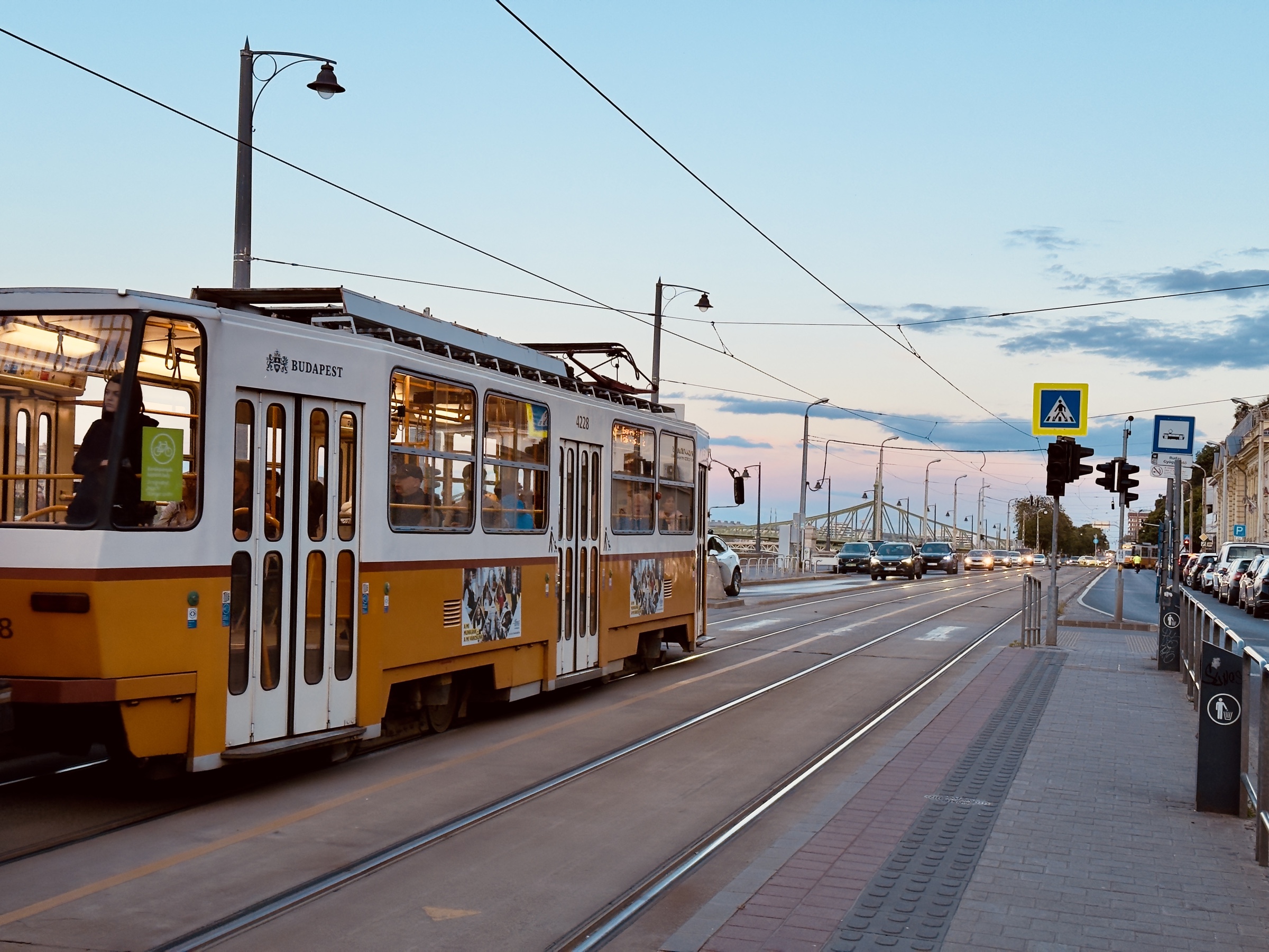 黄色有轨电车驶过多瑙河畔