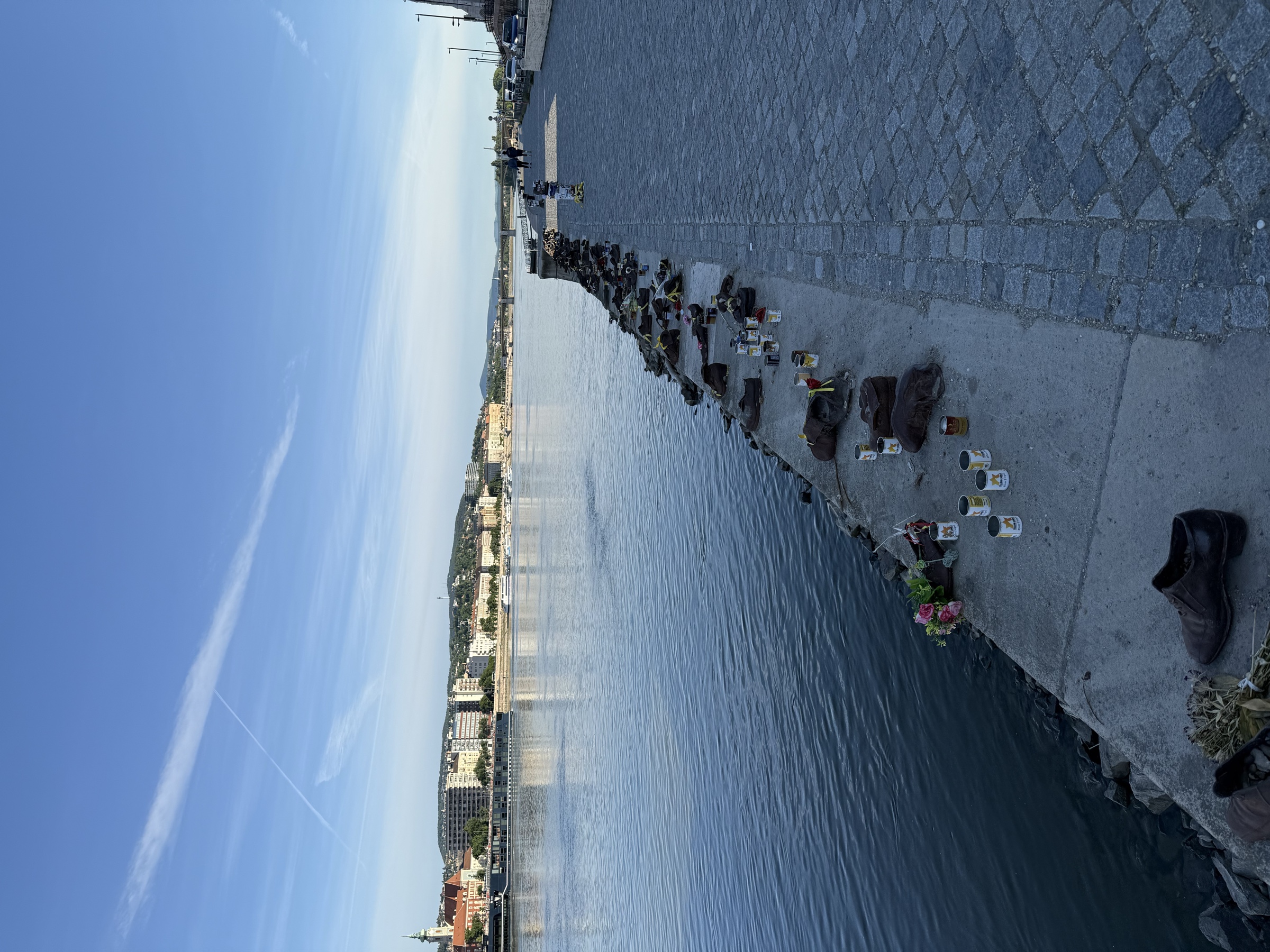 多瑙河畔的鞋子纪念碑