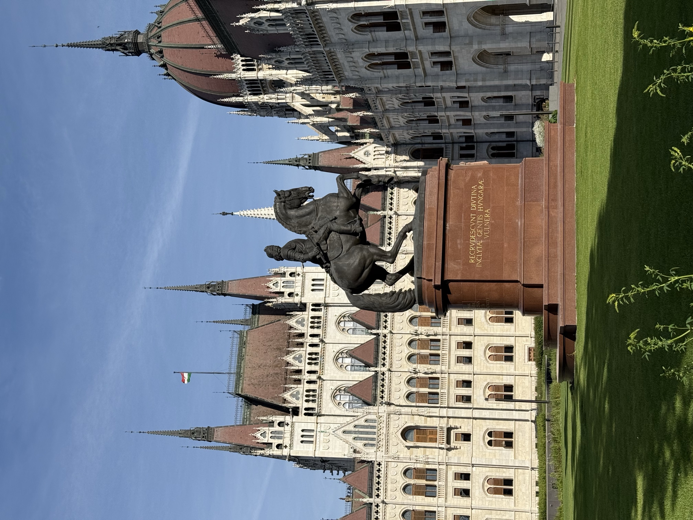 国会大厦前的骑马铜像