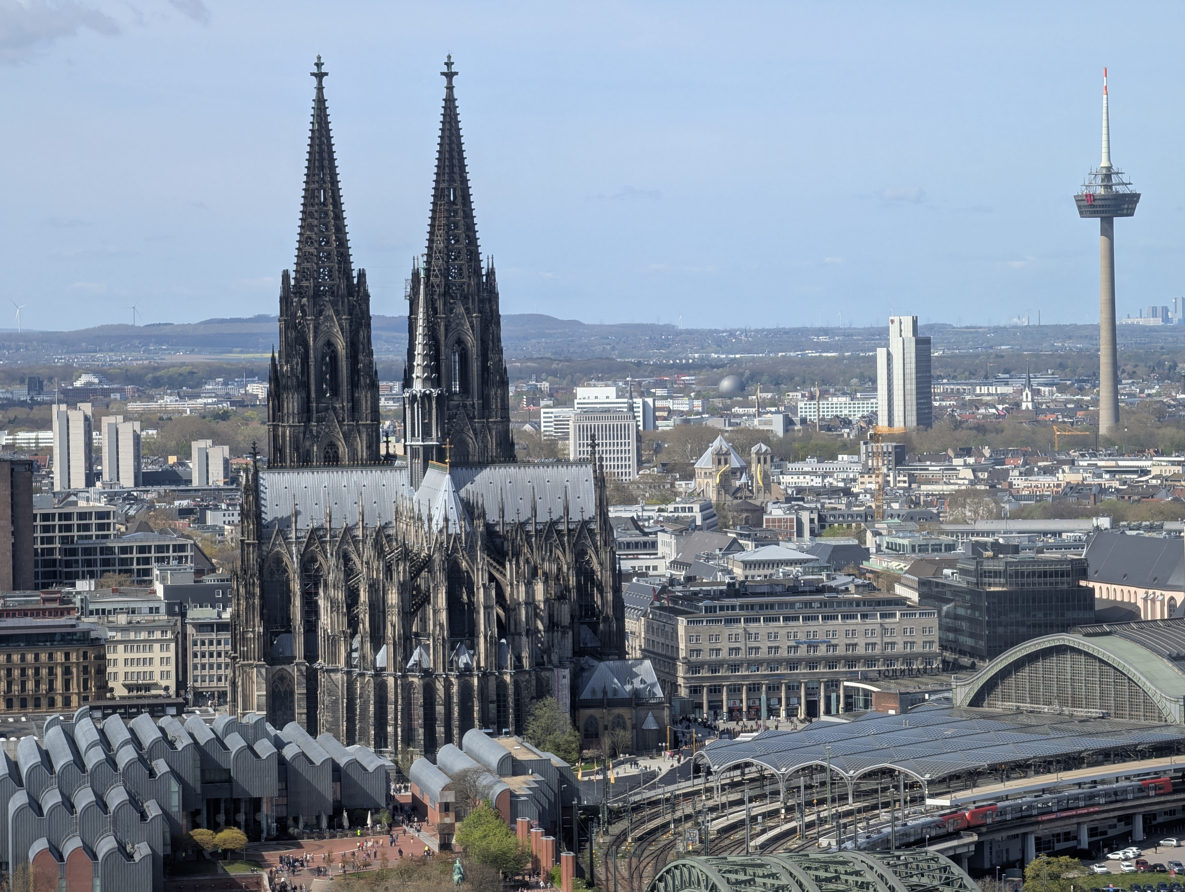 大教堂与城市天际线