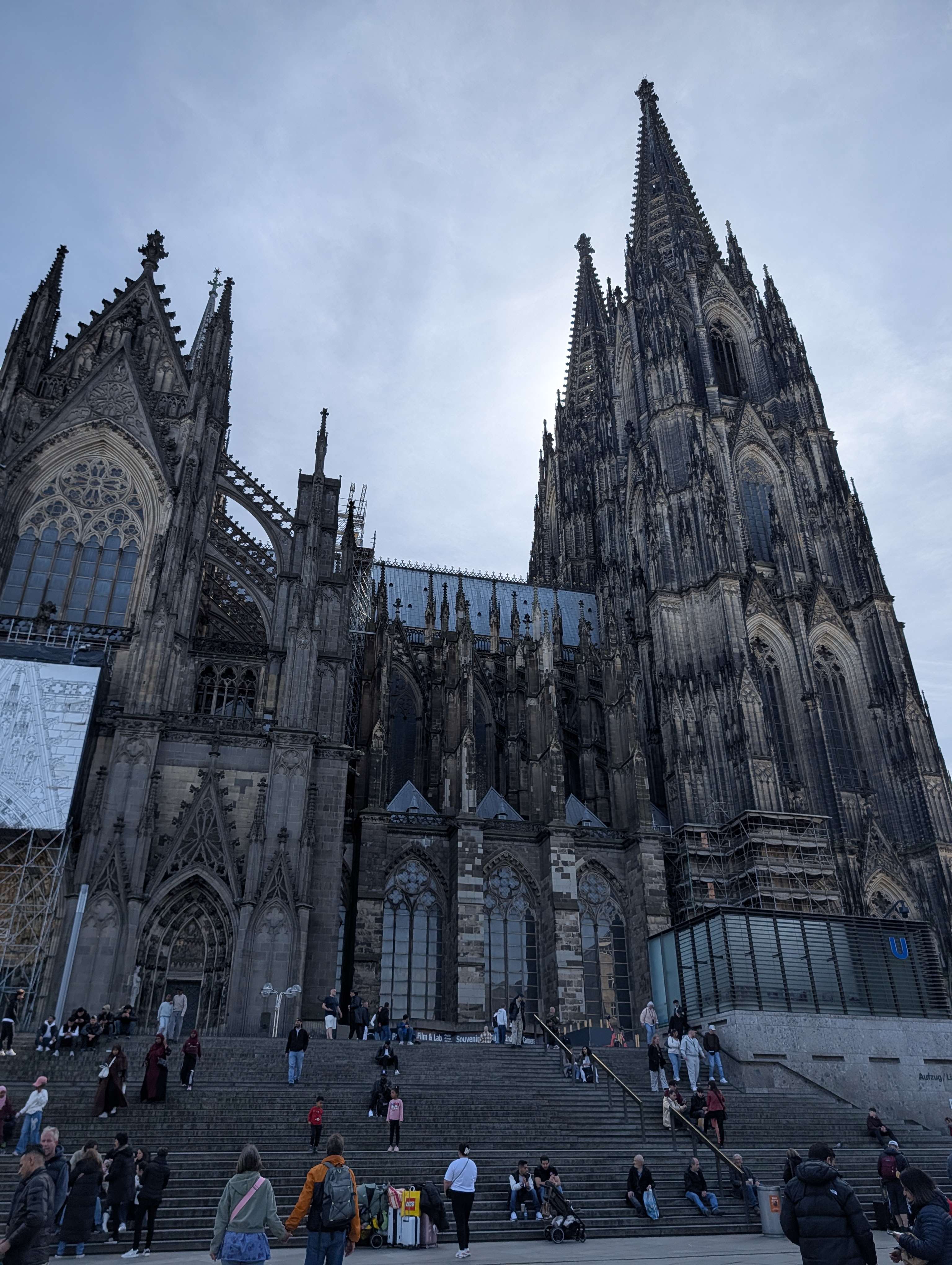 仰望科隆大教堂