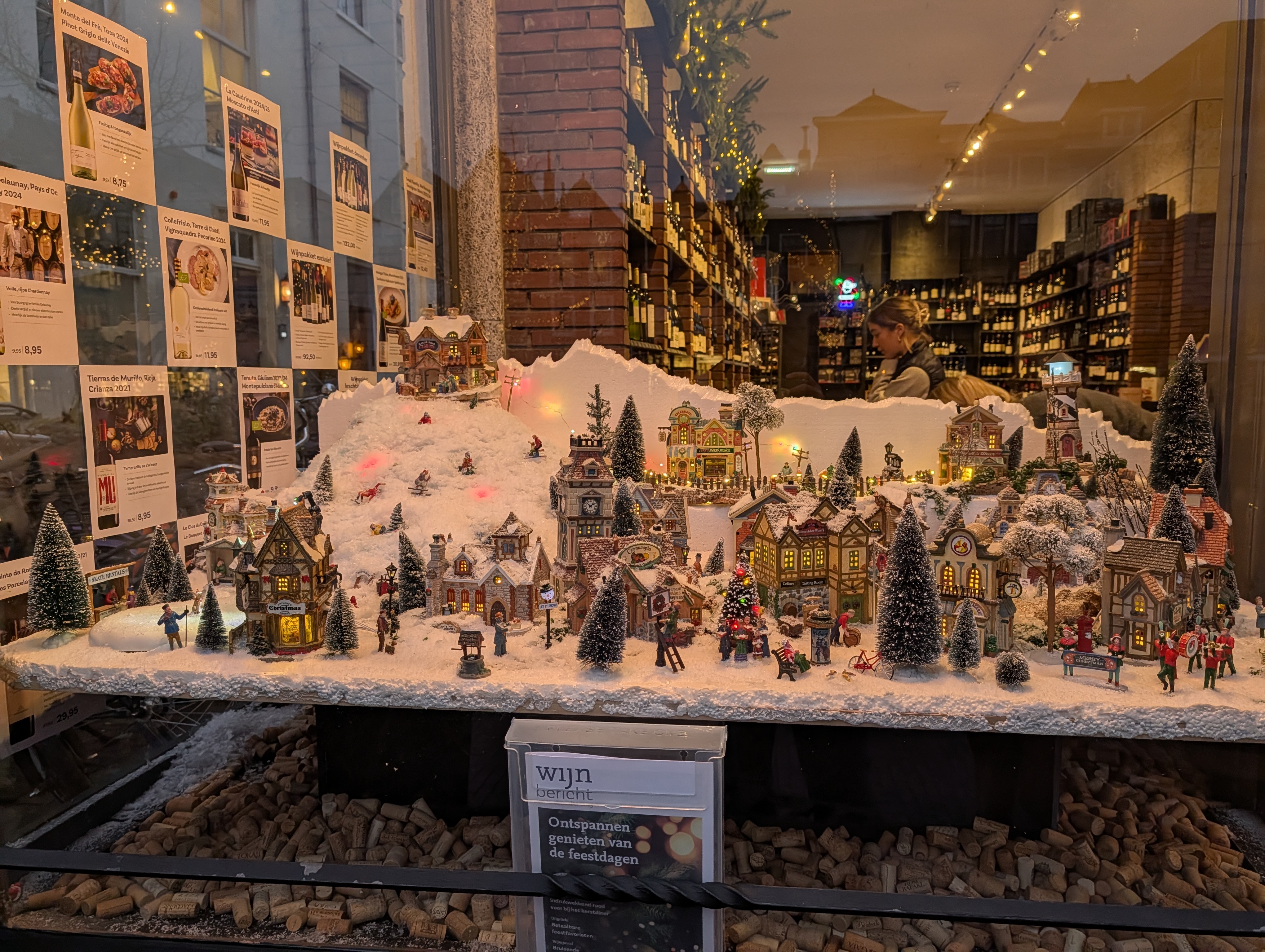 酒铺橱窗里的圣诞村庄