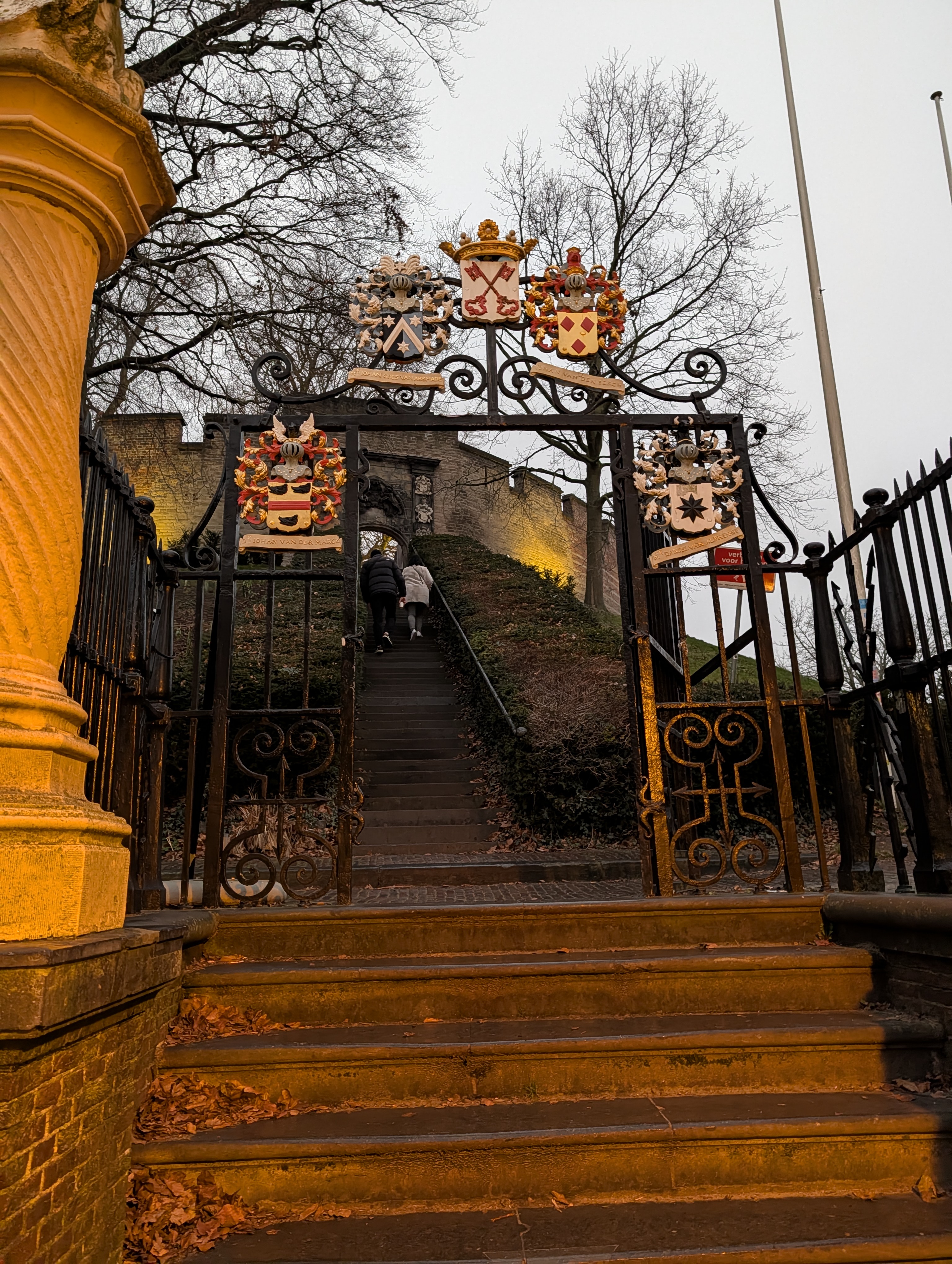 通往城堡山顶的铁门与台阶