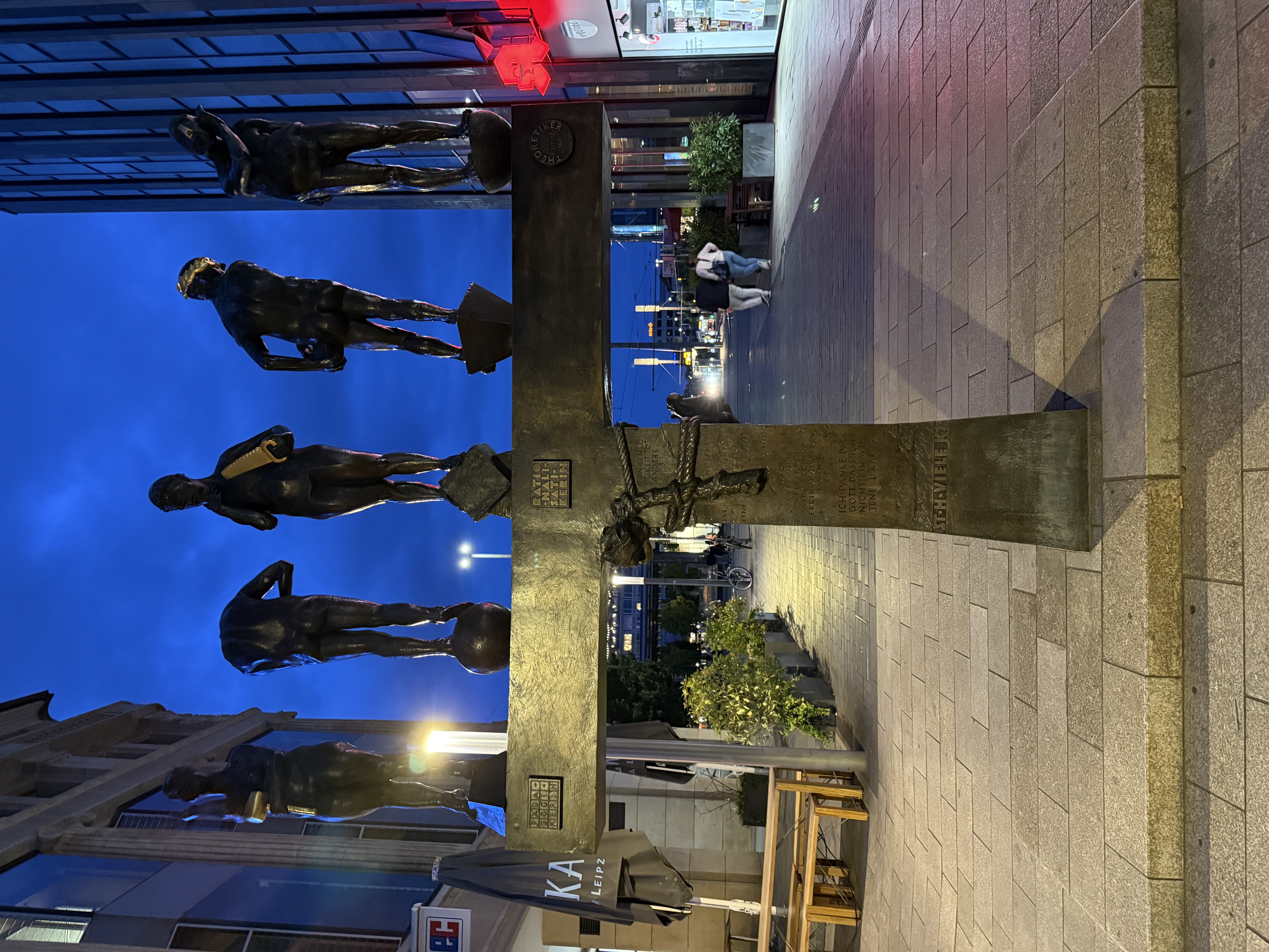 格里马大街上的"不合时宜的同代人"铜雕