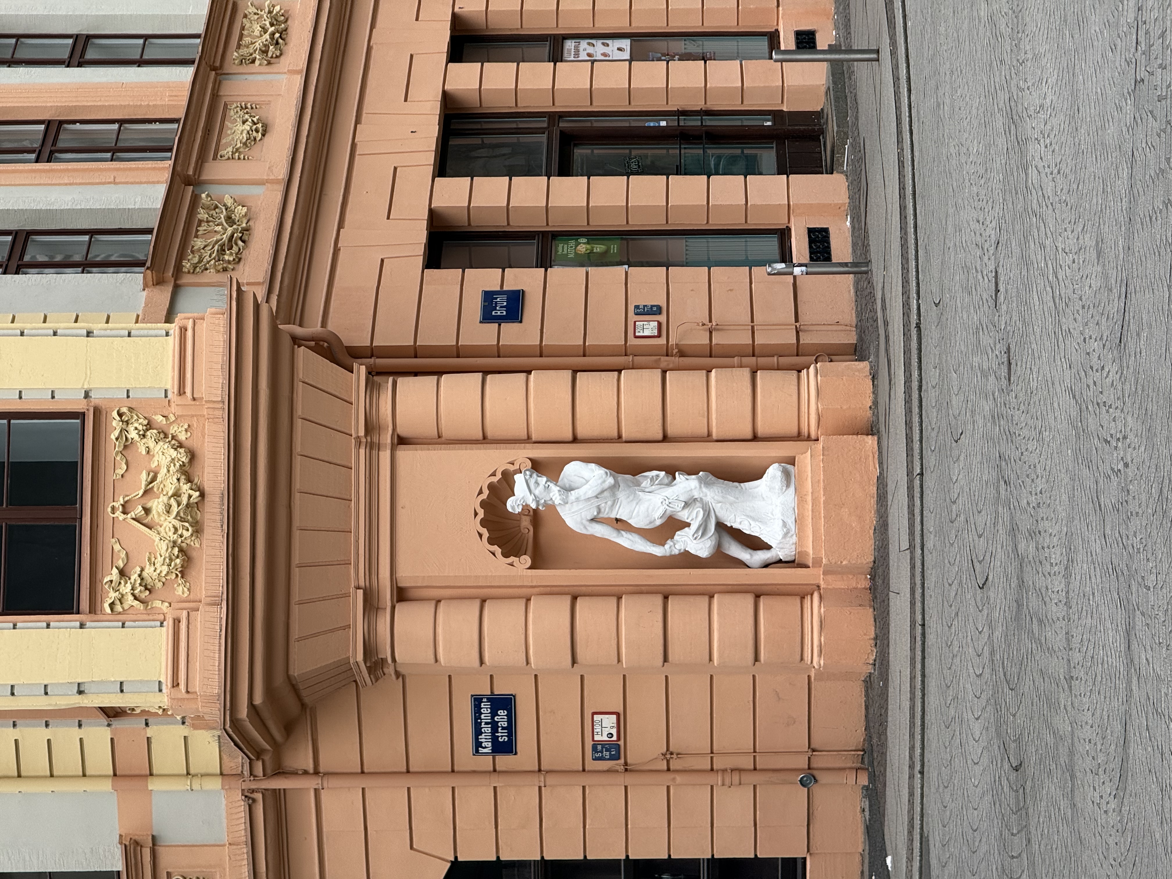 老城中的古典建筑立面