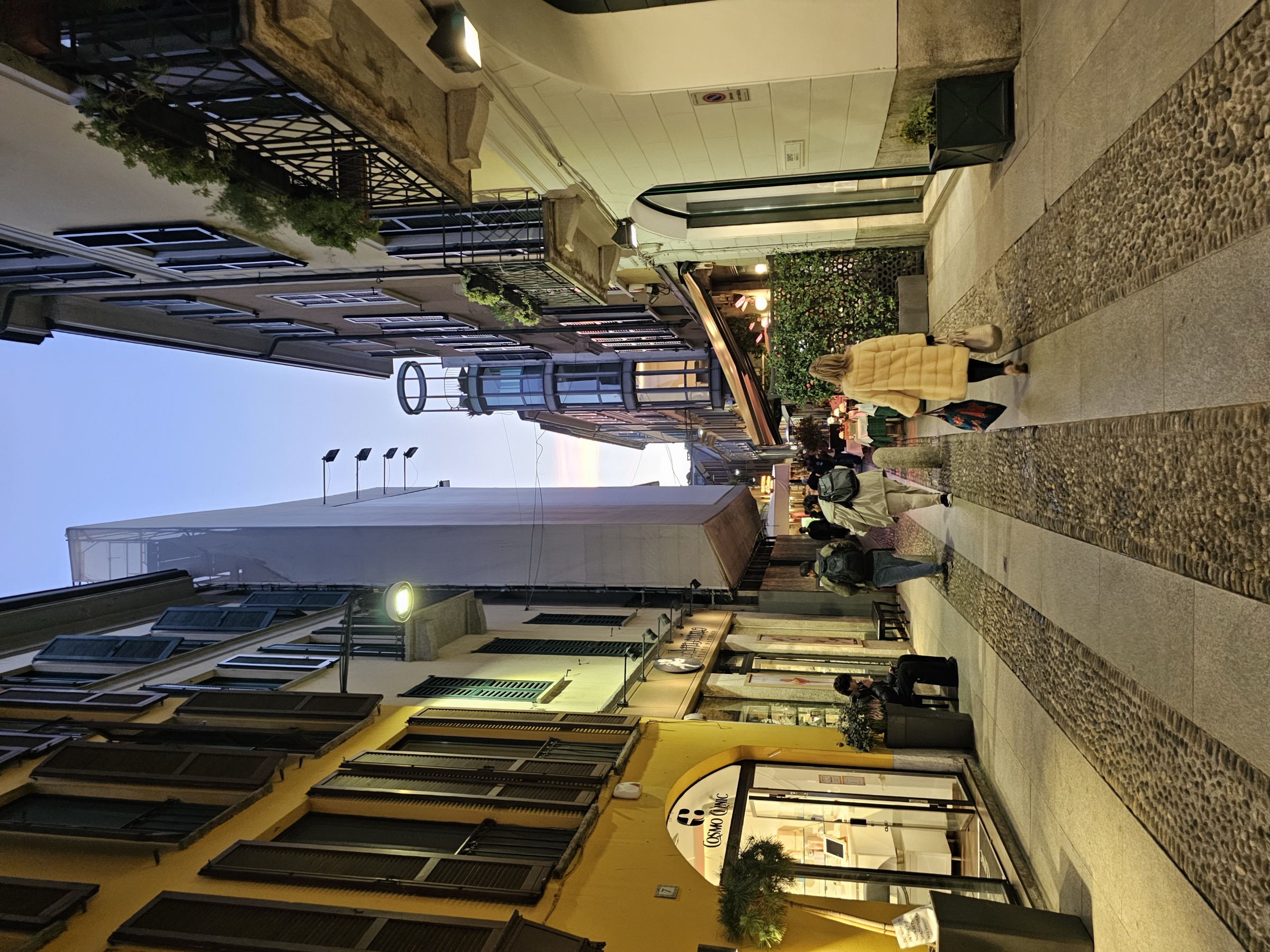 布雷拉区傍晚的街道