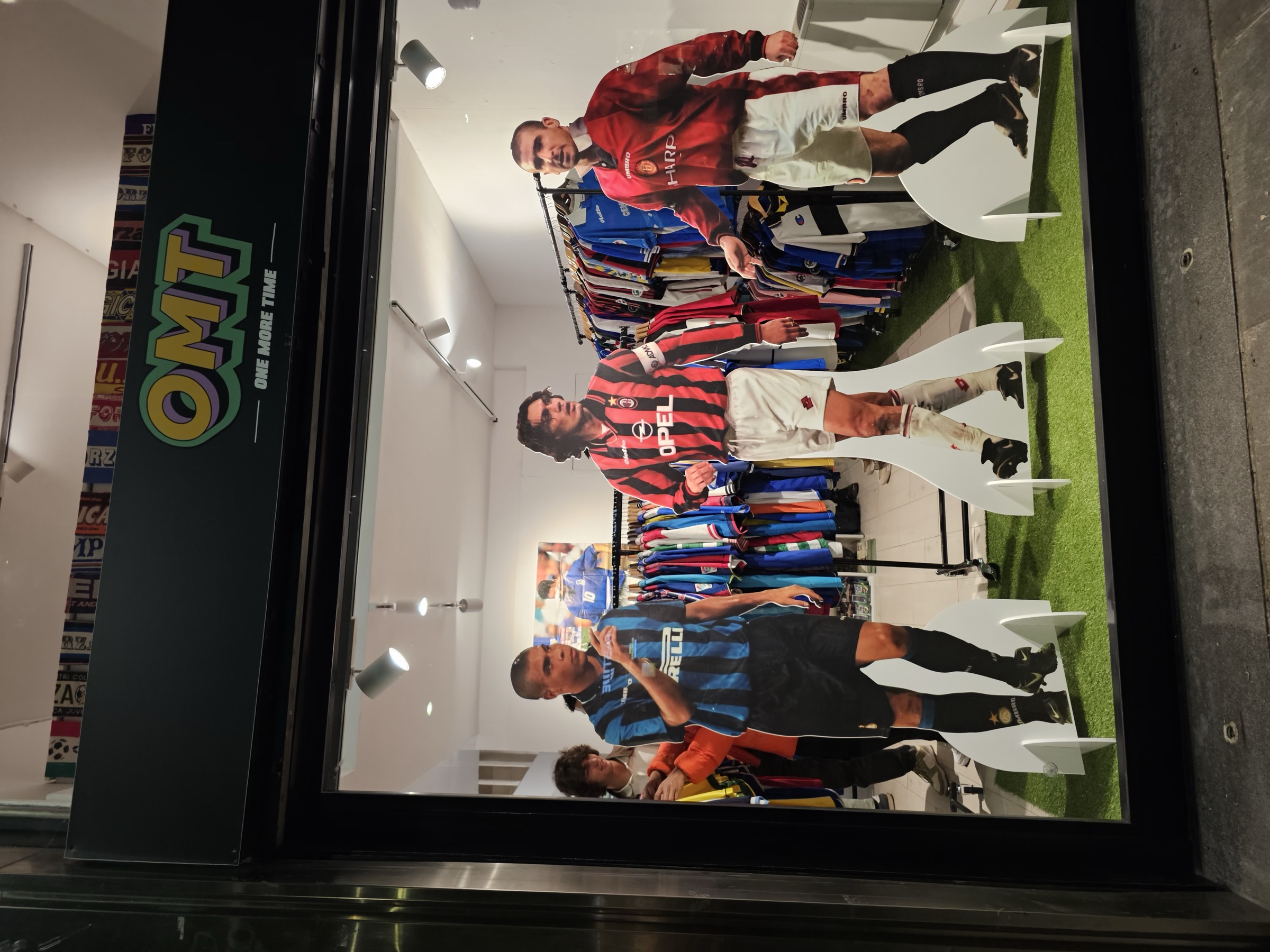 OMT 复古球衣店橱窗