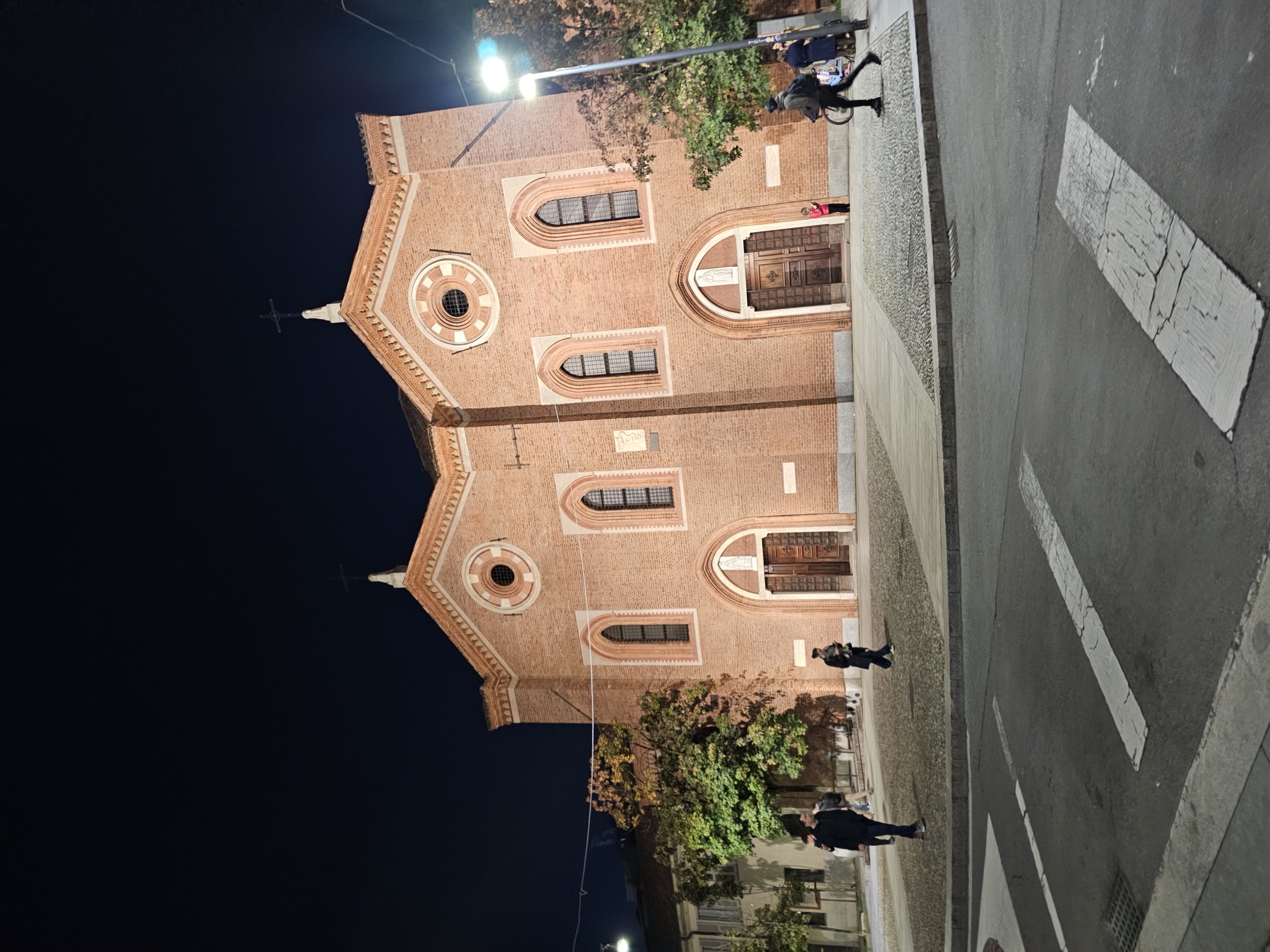 加冕圣母堂夜景