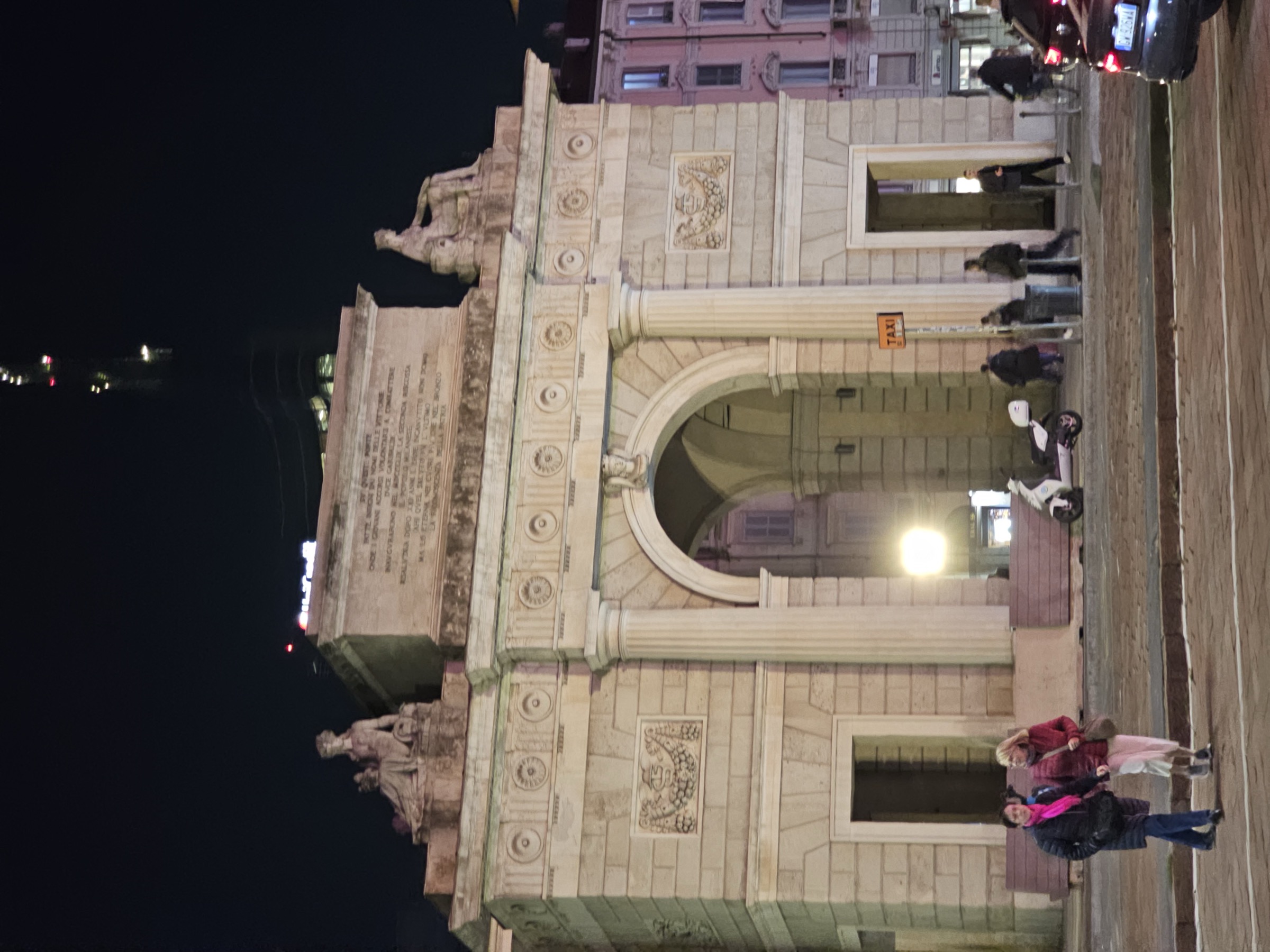 加里波第门与远处的 UniCredit 塔