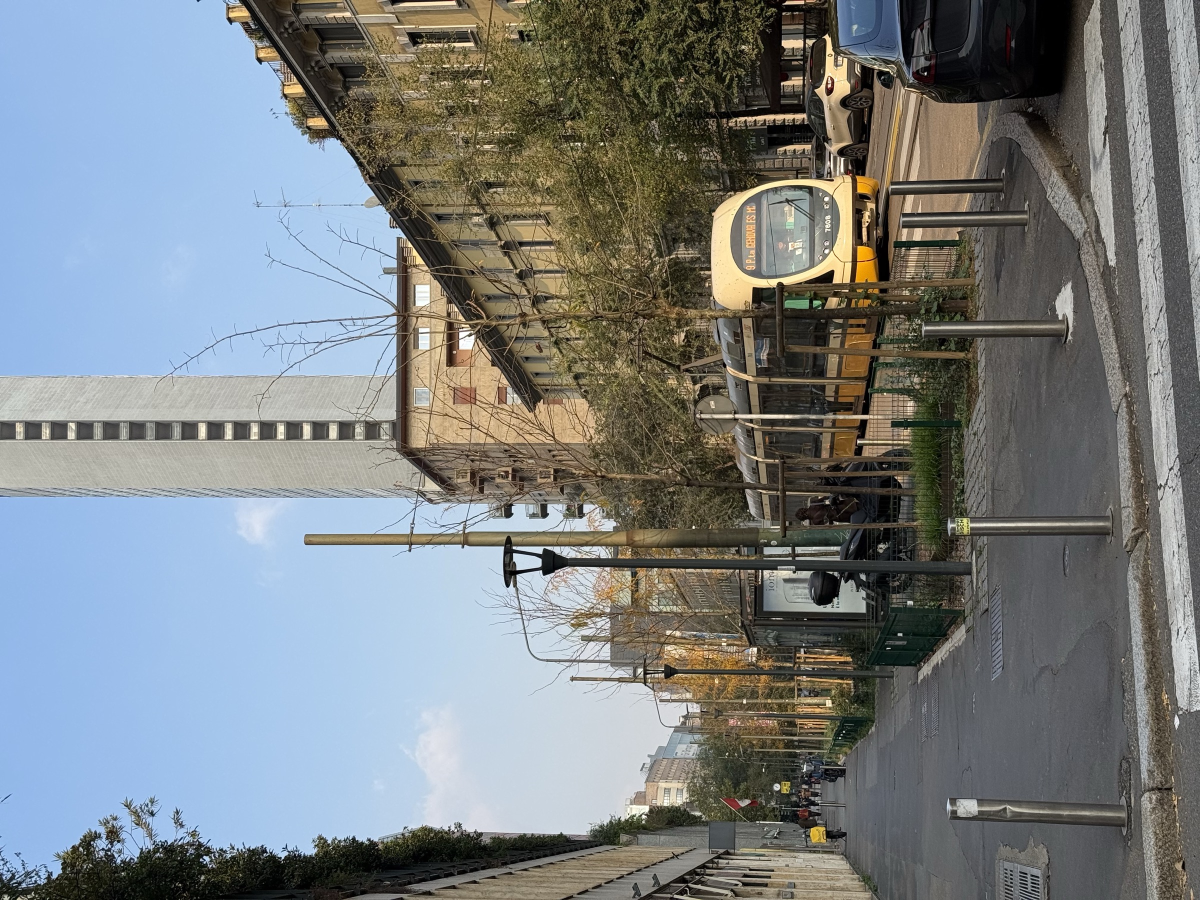 老城区的电车与旧建筑