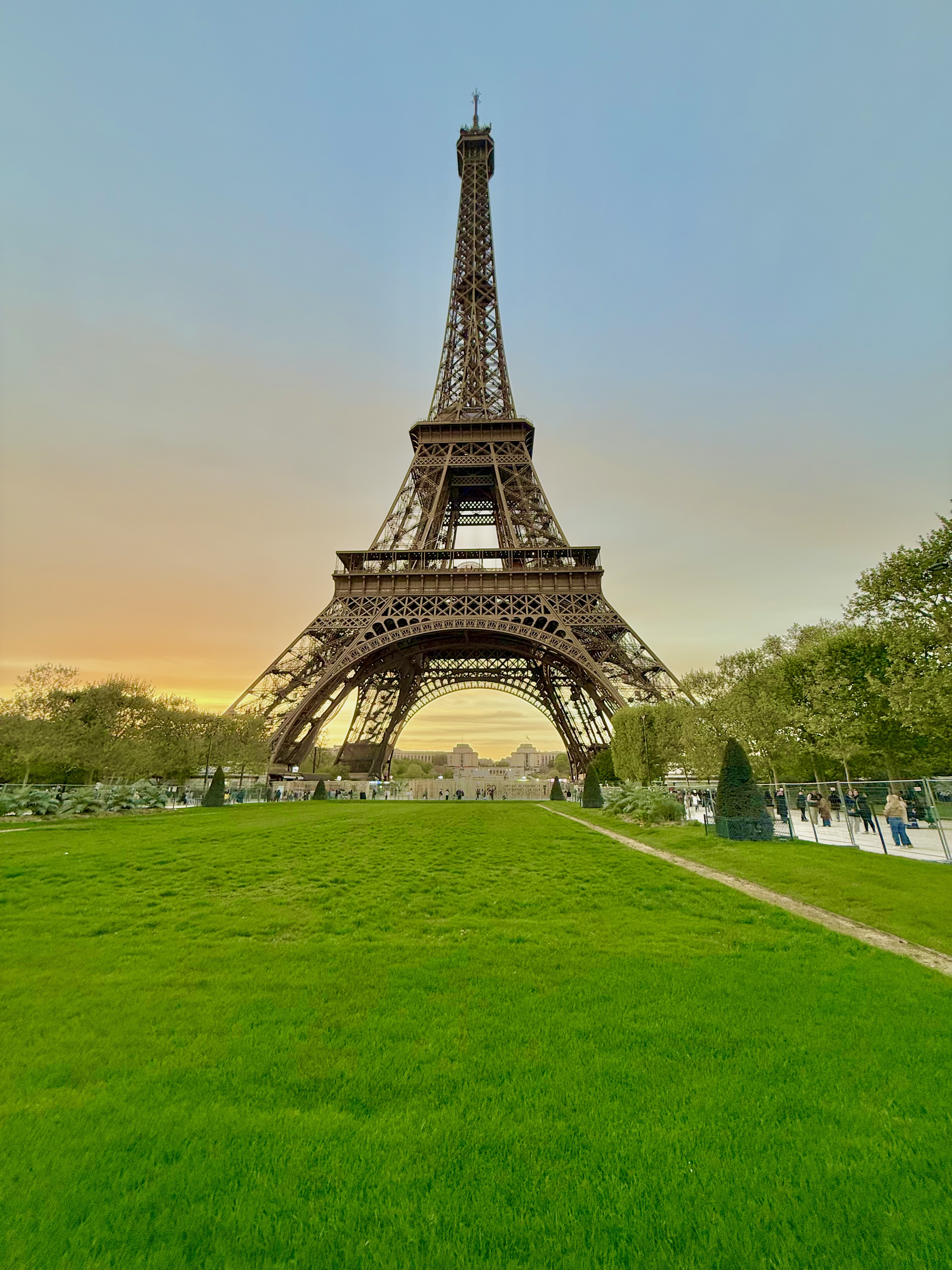 黄昏时分从战神广场仰望铁塔