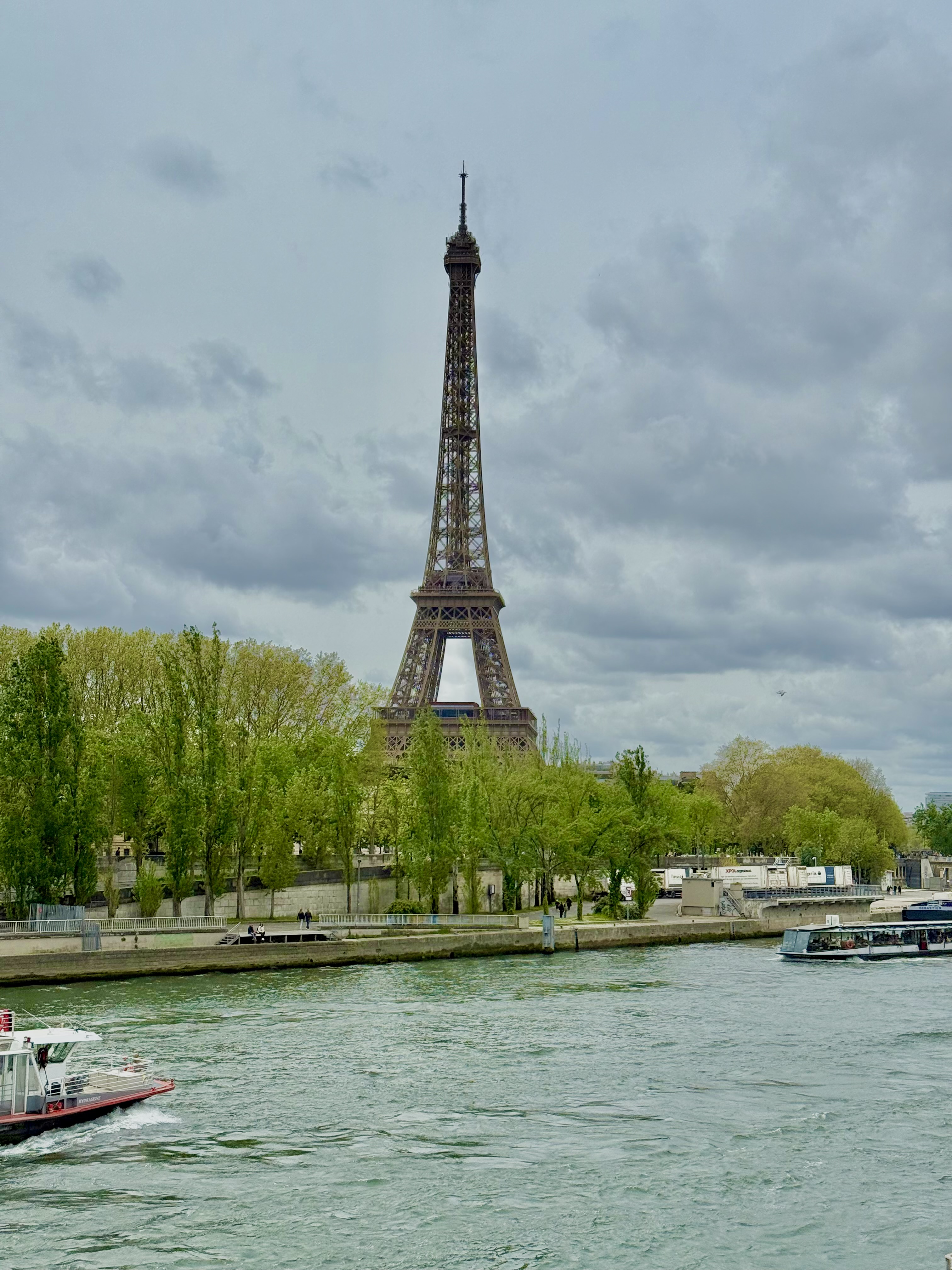 阴天的塞纳河与远处的铁塔