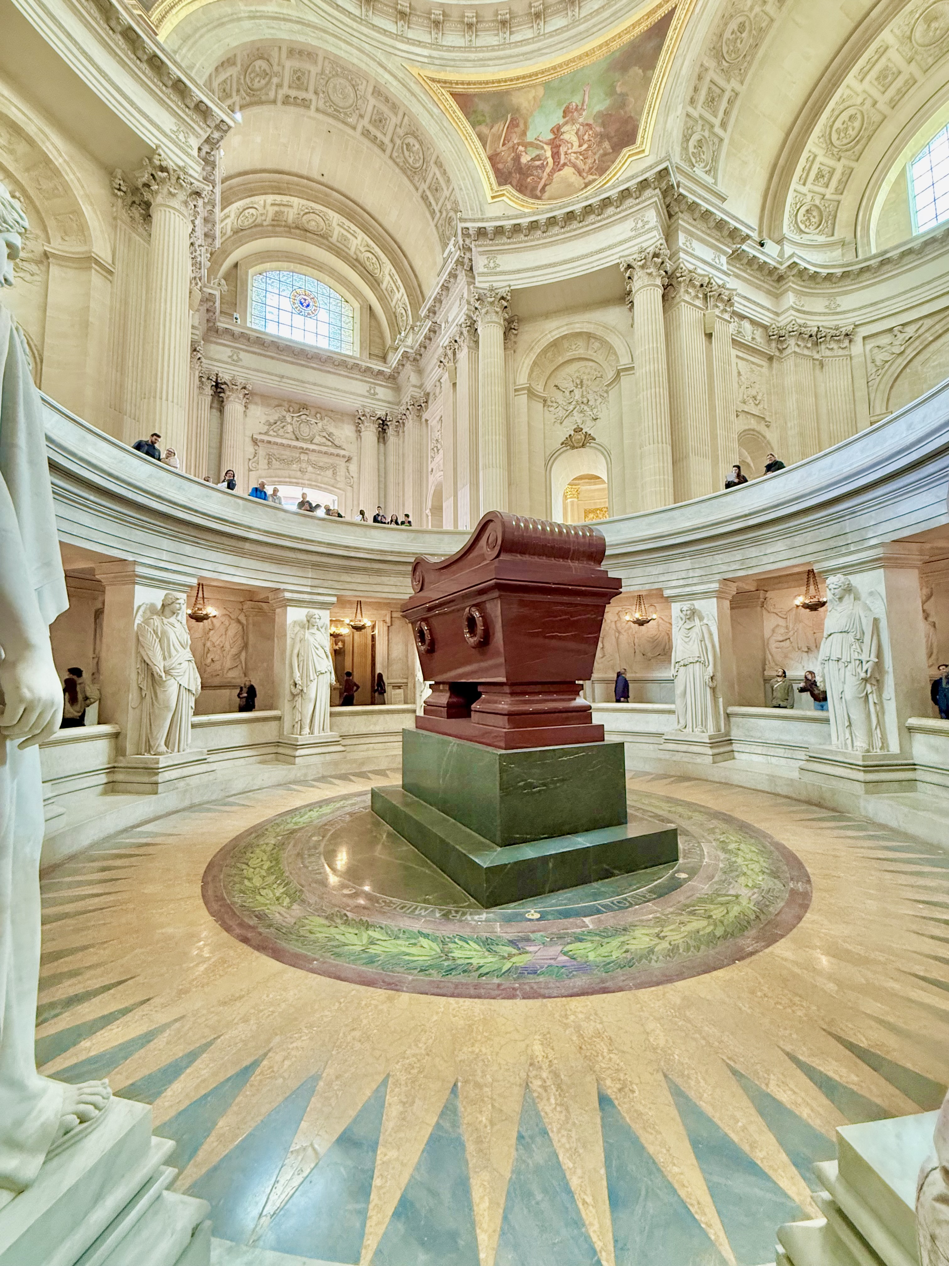 荣军院地下墓室中的拿破仑石棺