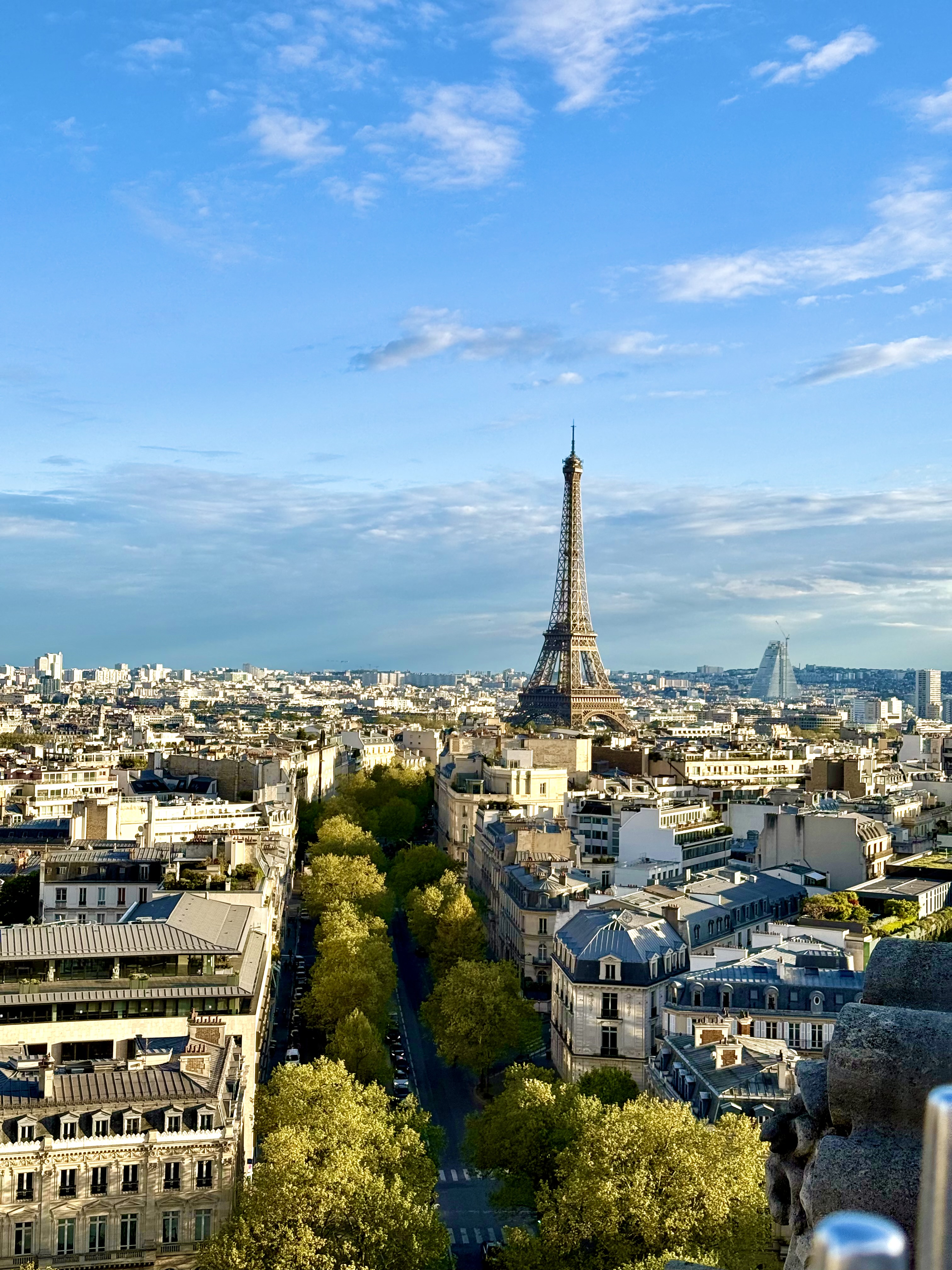 凯旋门顶俯瞰巴黎与铁塔