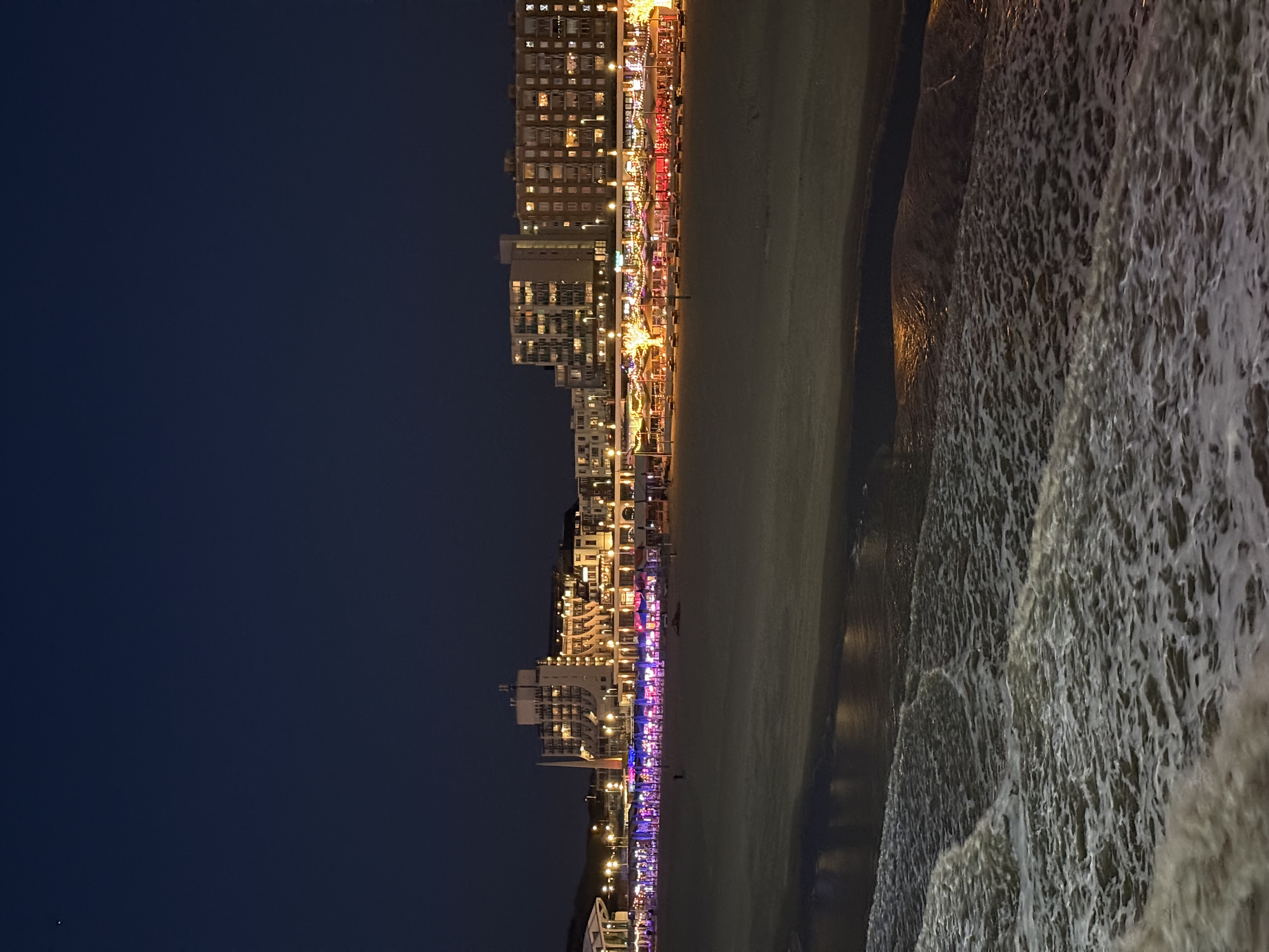 从摩天轮俯瞰夜晚的海滨大道