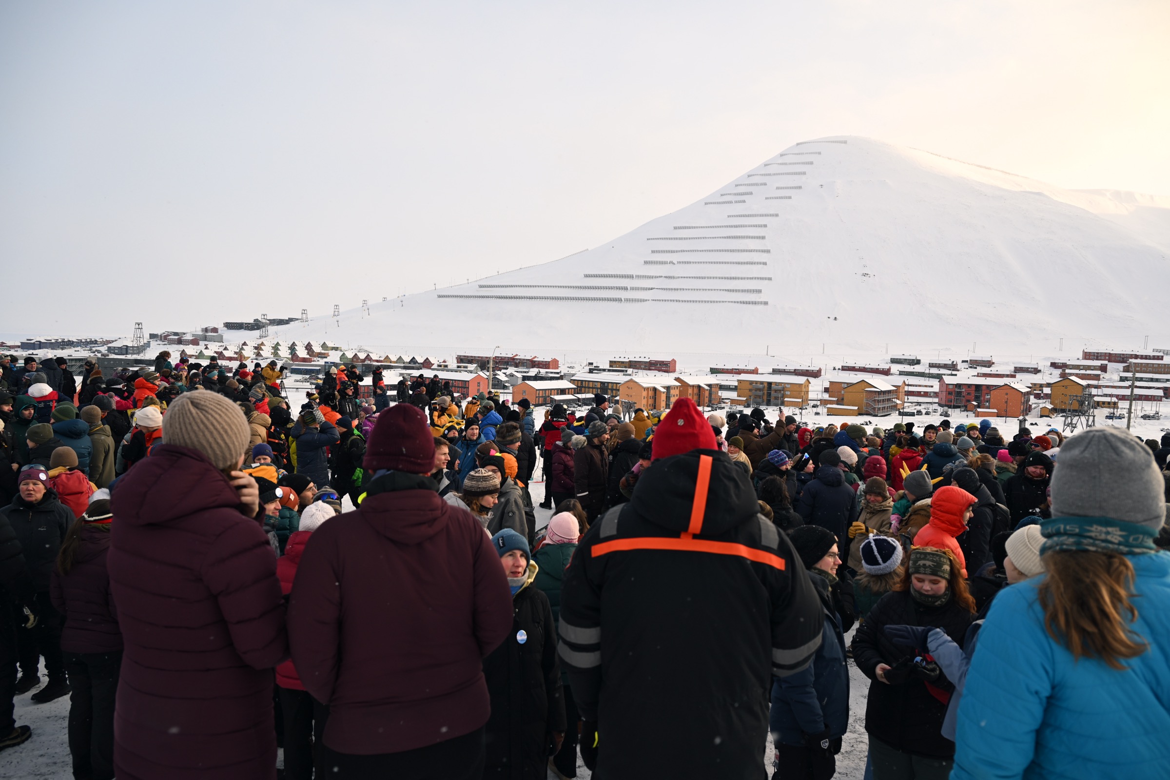 太阳节庆典上聚集的人群