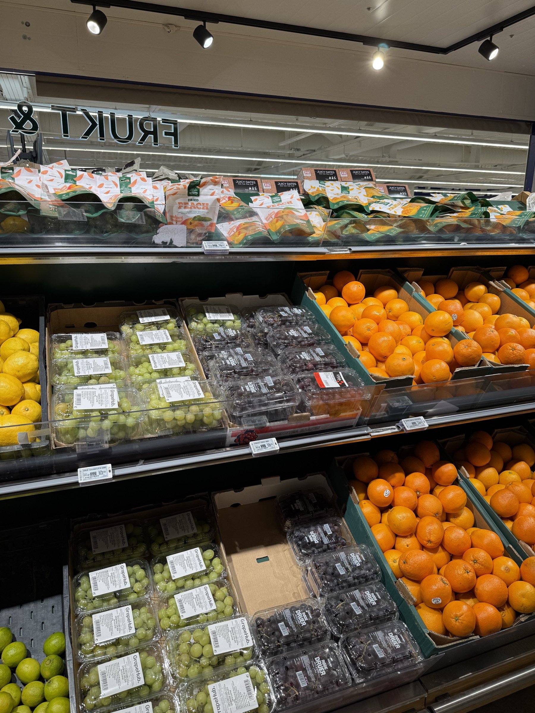 Svalbardbutikken 超市里的水果货架