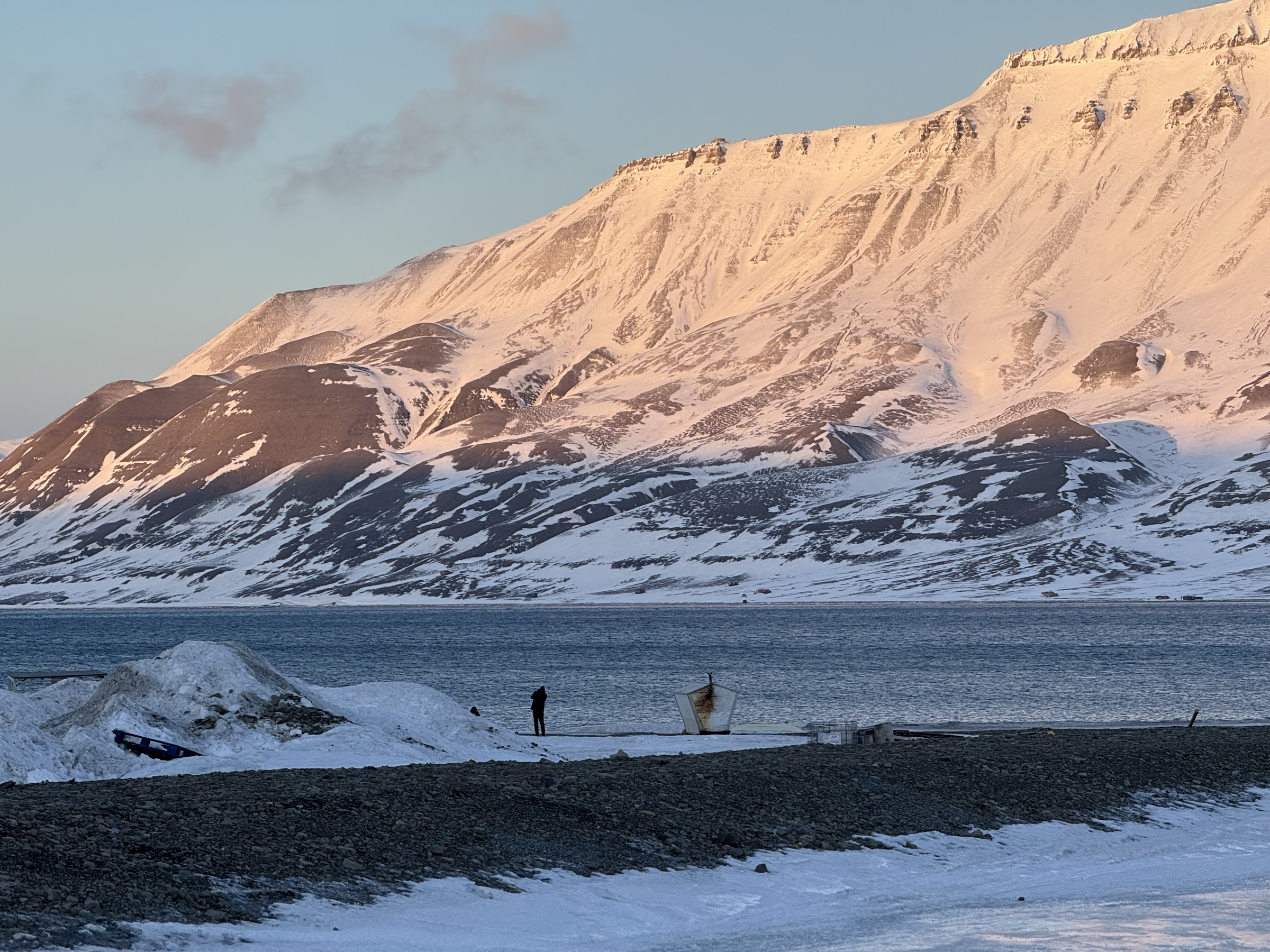 峡湾对岸的雪山被染成金色