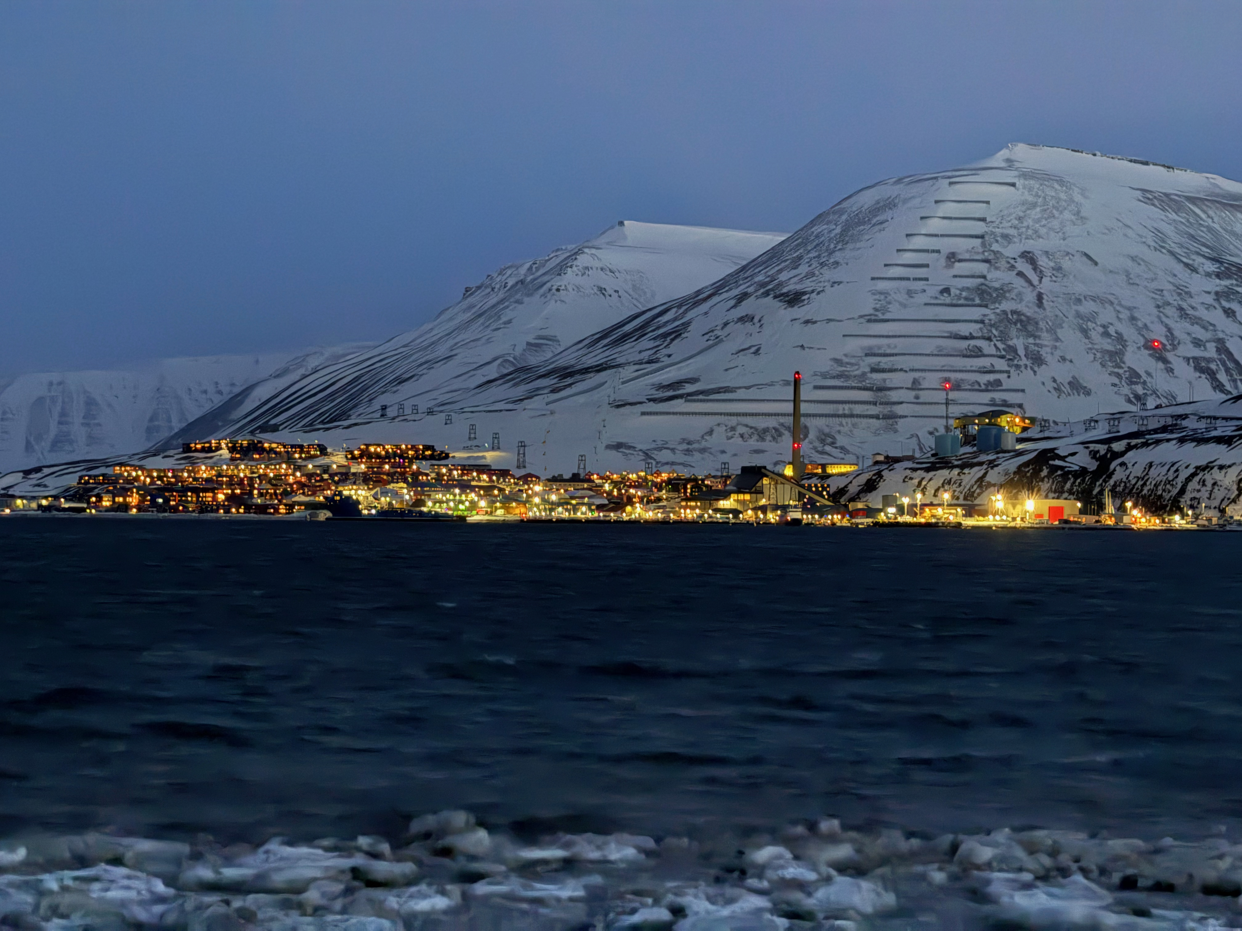 从峡湾对岸远眺朗伊尔城