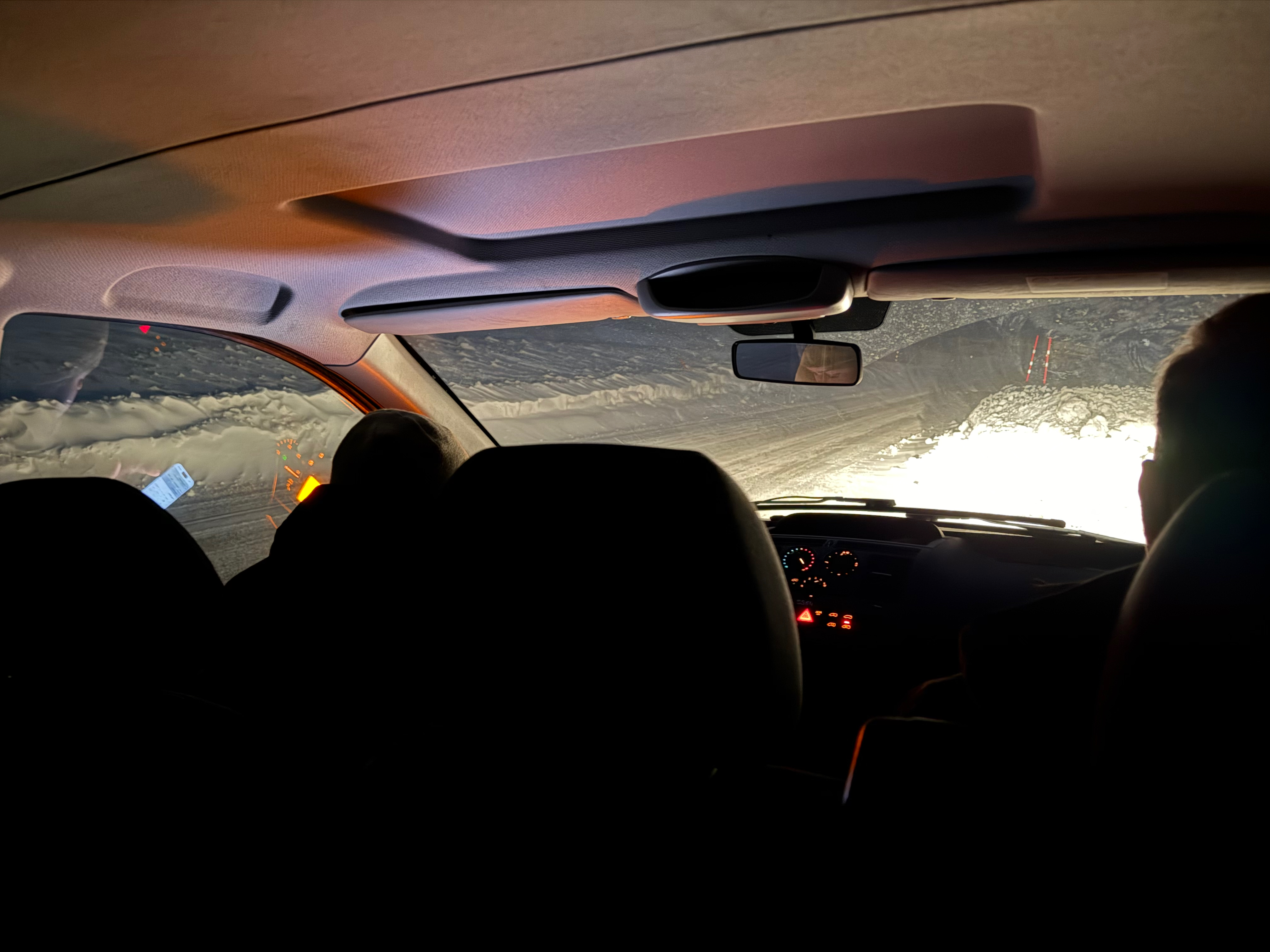 暴风雪中沿峡湾行驶