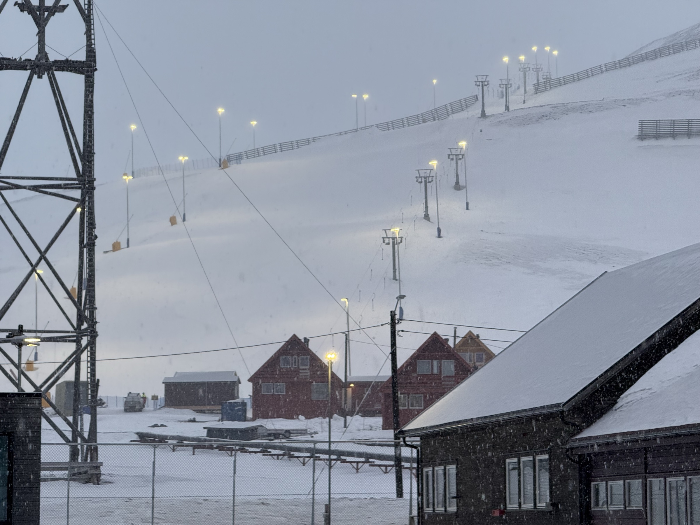 暴风雪中的朗伊尔城
