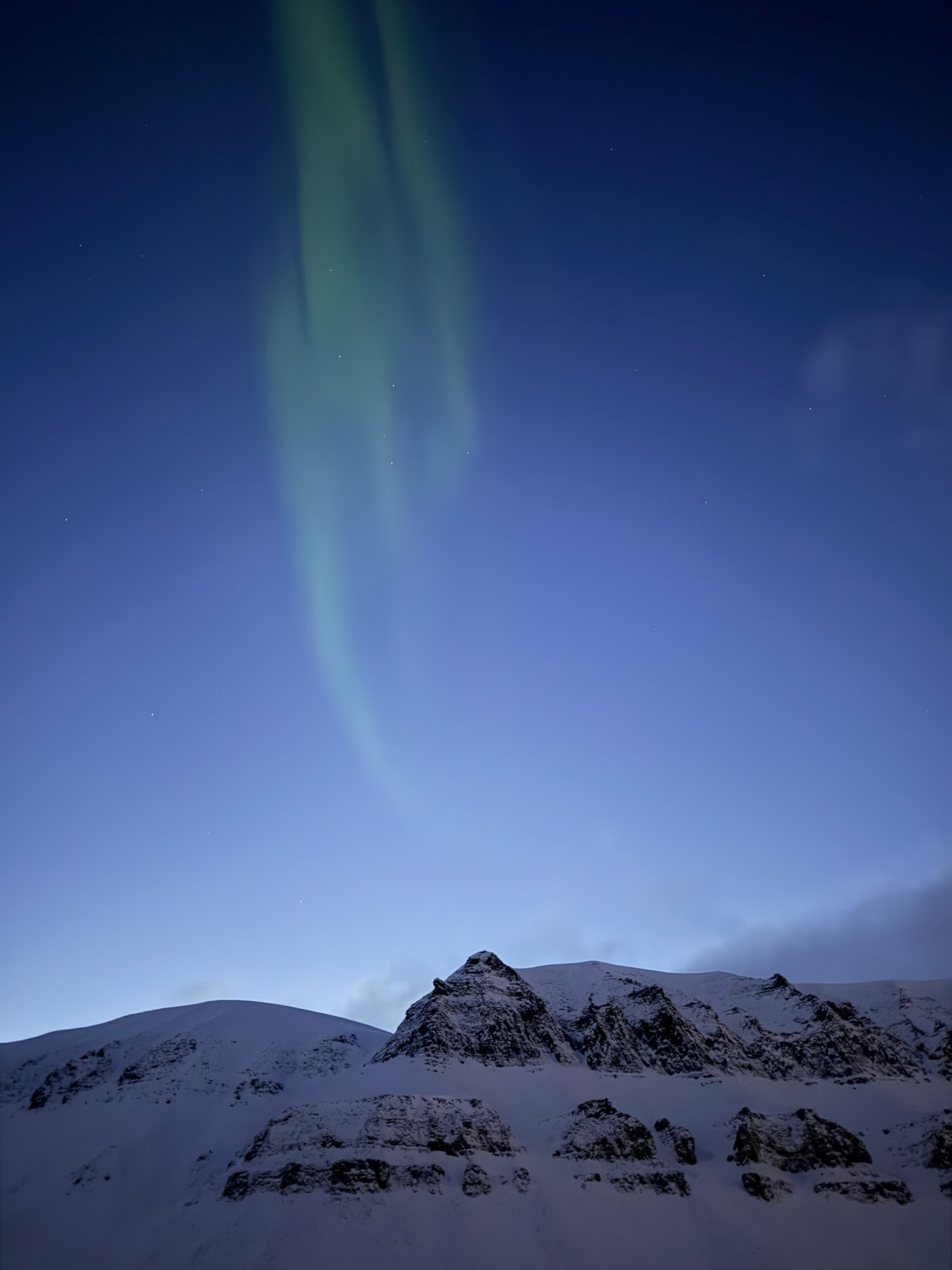 雪山上空的极光